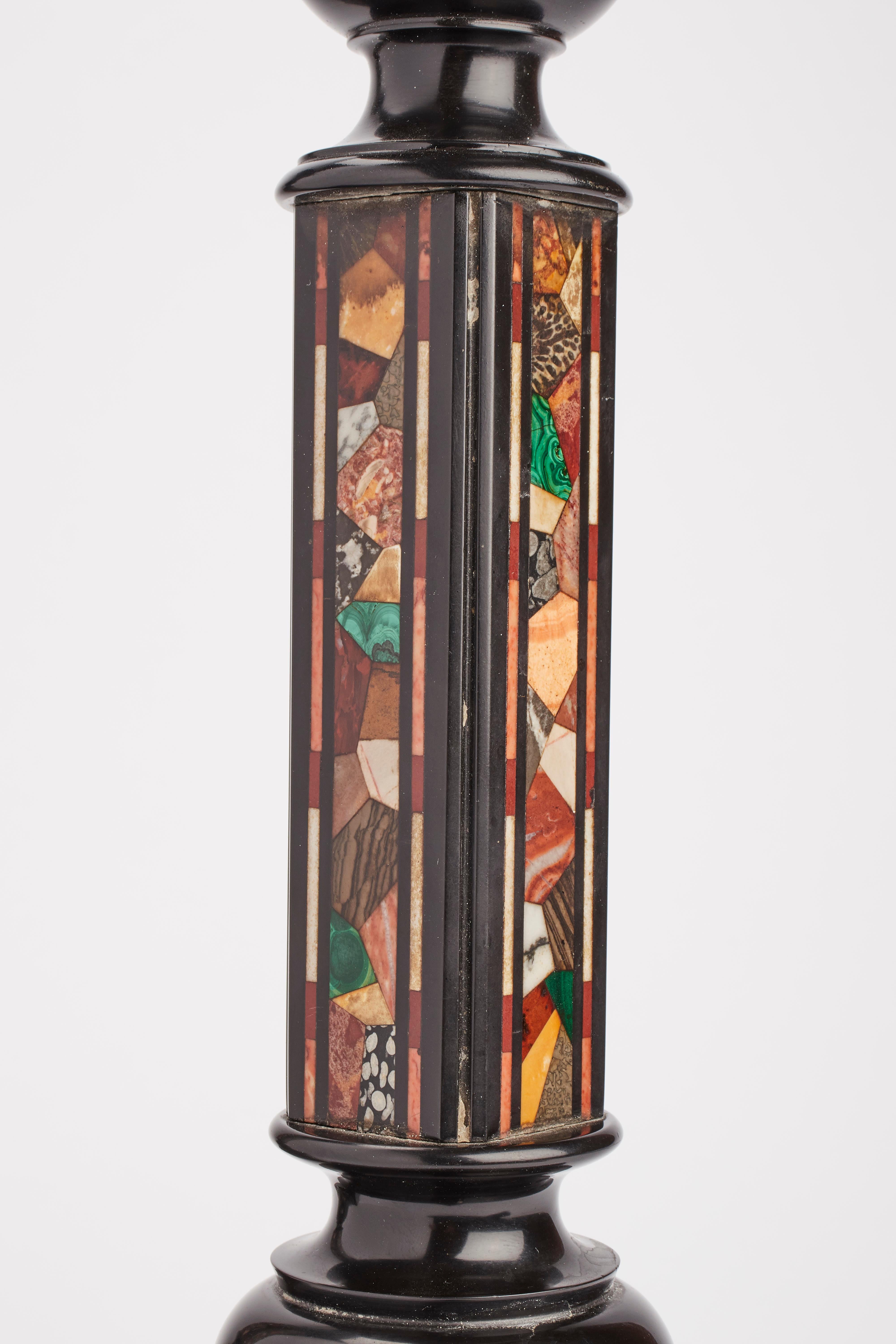Coppia di candelieri in marmo e pietradura, Inghilterra, 1850. In condizioni buone in vendita a Milan, IT