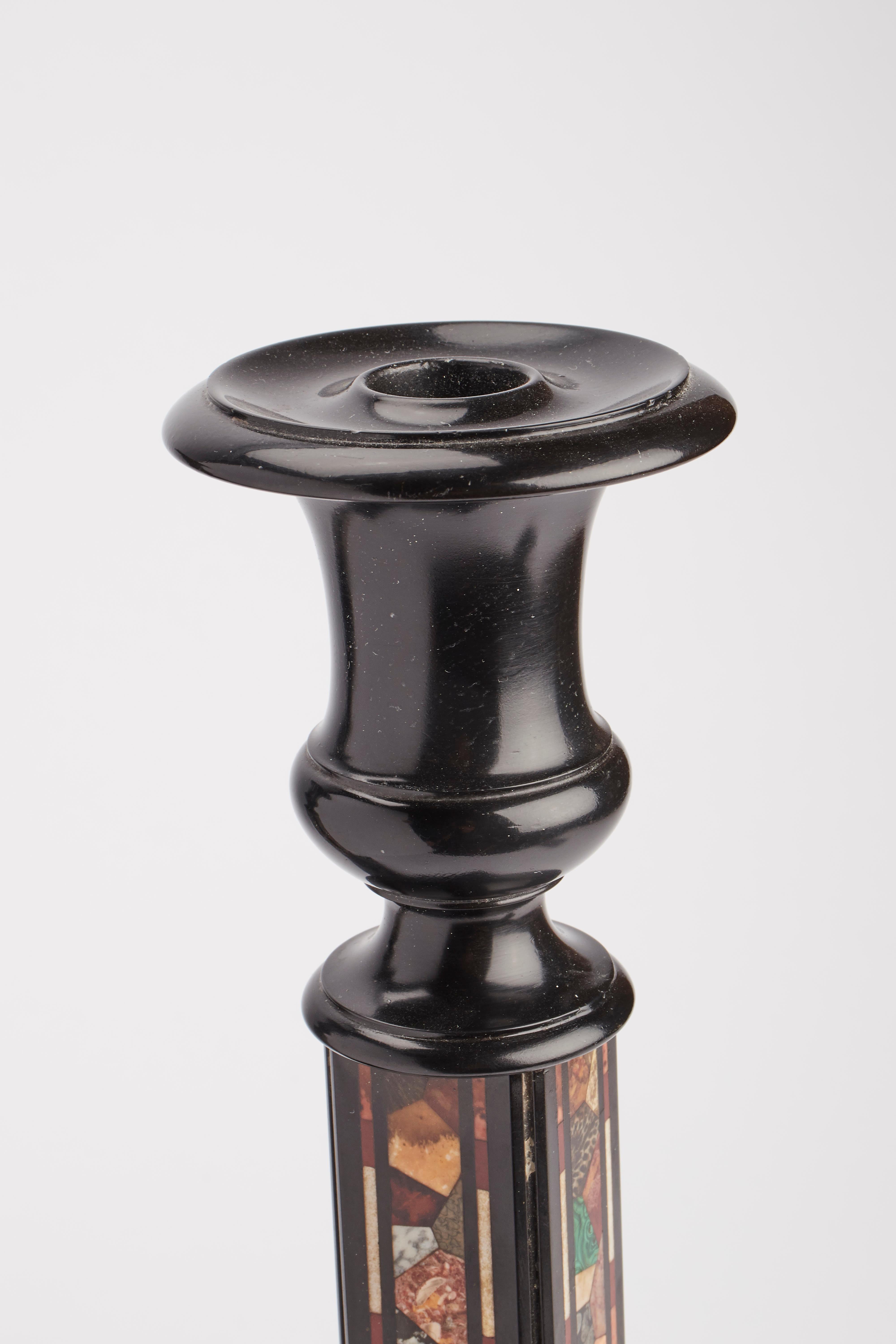 XIX secolo Coppia di candelieri in marmo e pietradura, Inghilterra, 1850. in vendita