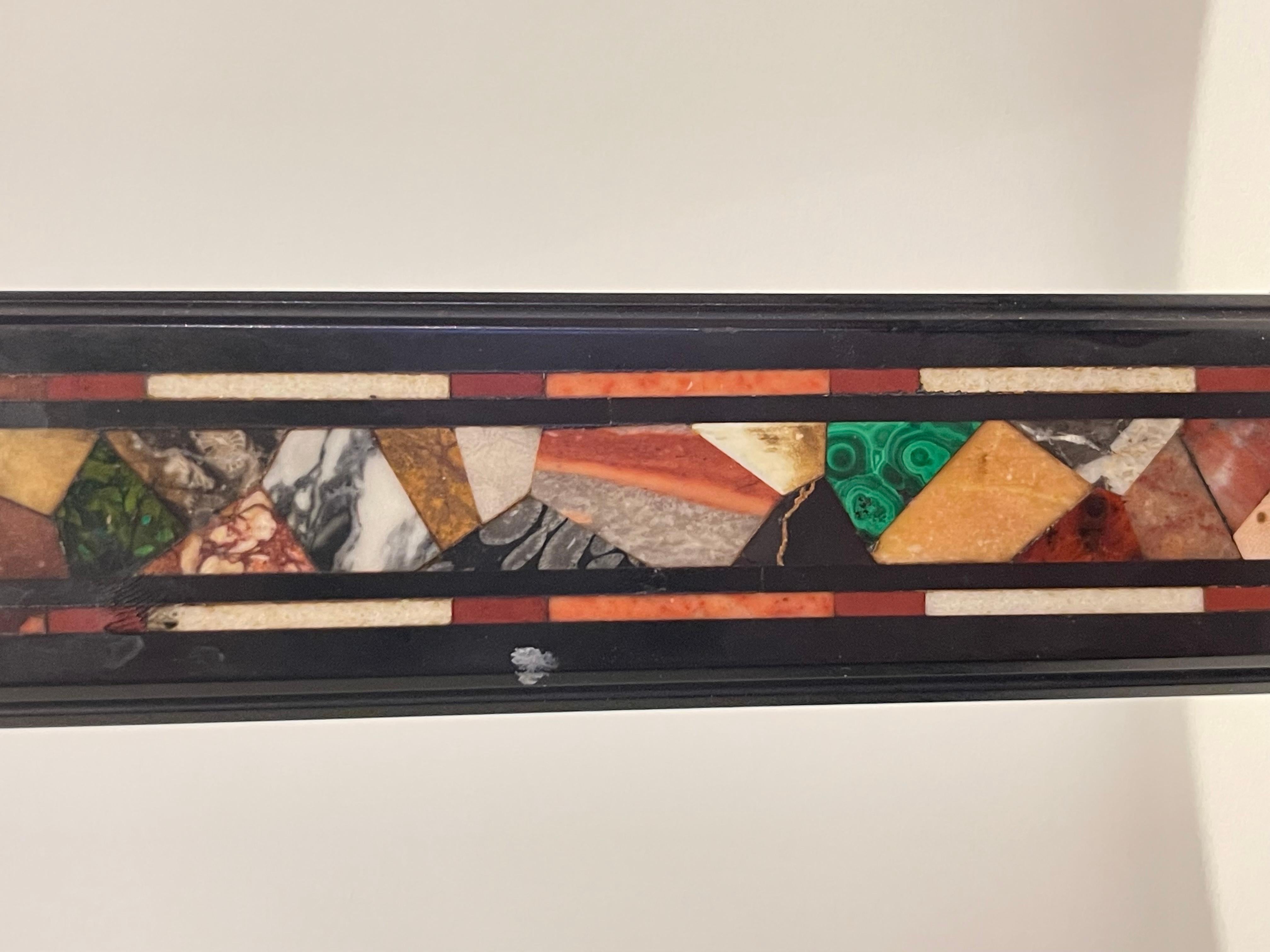 Coppia di candelieri in marmo e pietradura, Inghilterra, 1850. in vendita 1