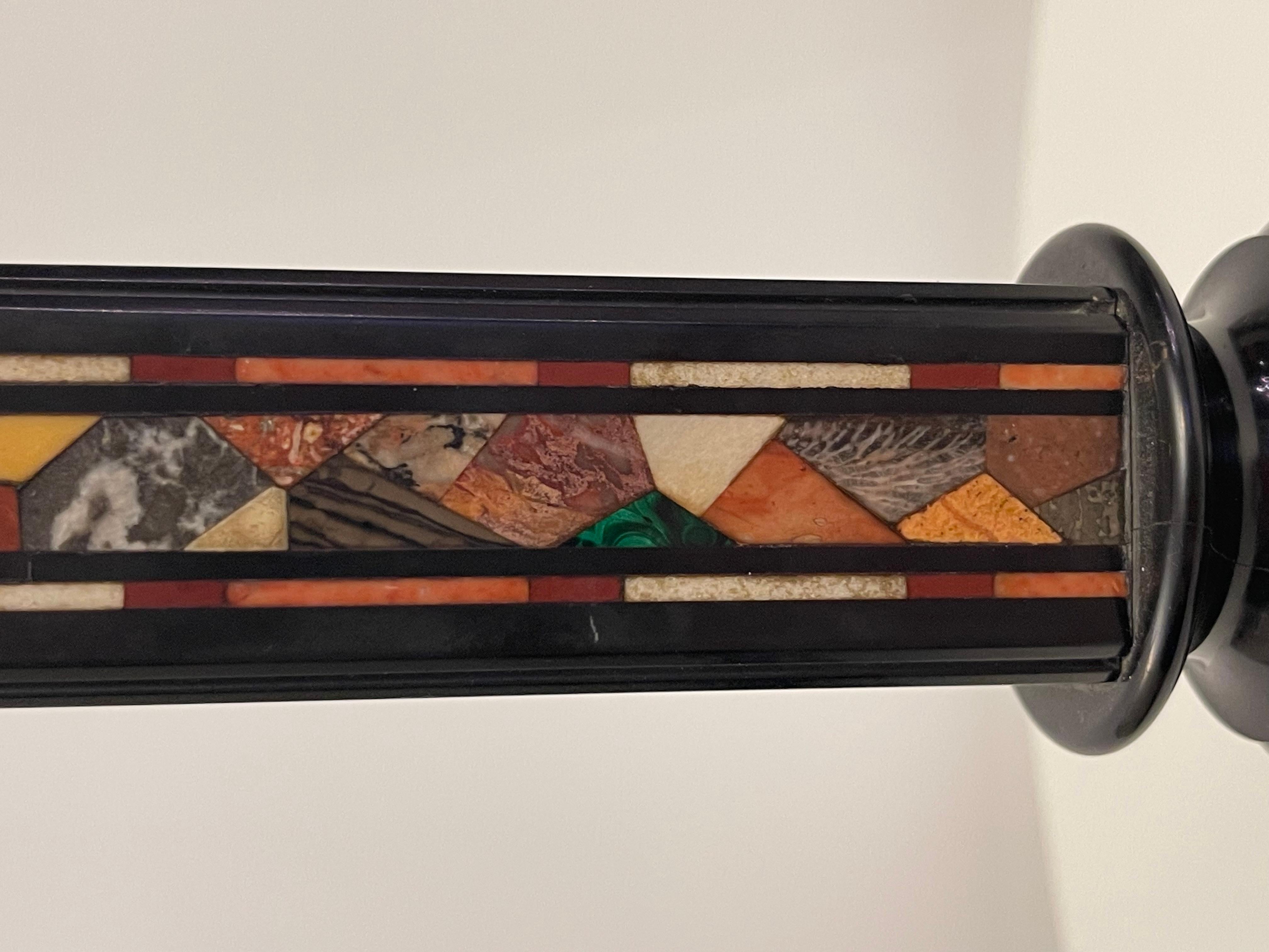Coppia di candelieri in marmo e pietradura, Inghilterra, 1850. in vendita 2