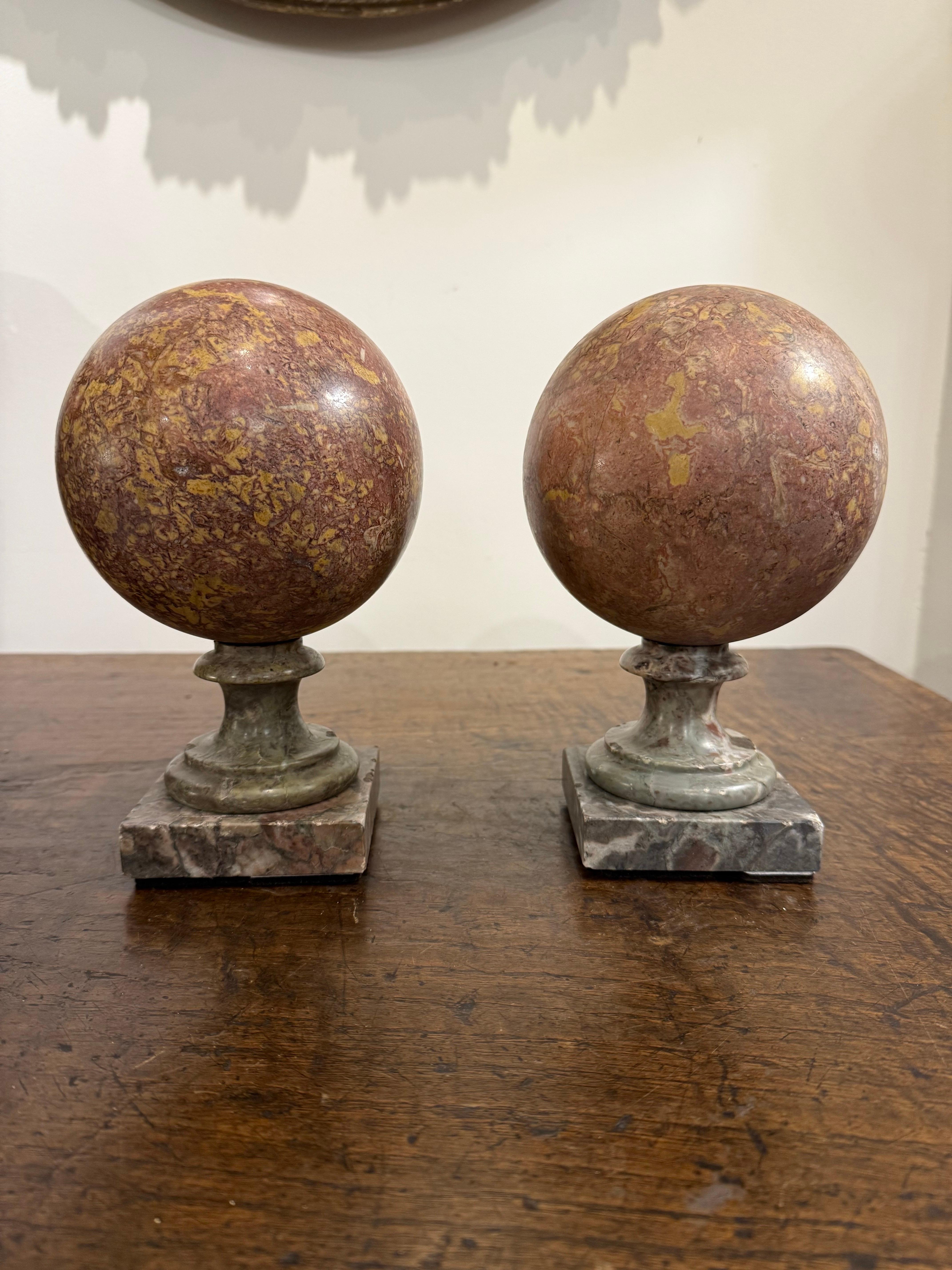 Sculpté à la main Paire de sphères en marbre, 19ème siècle en vente