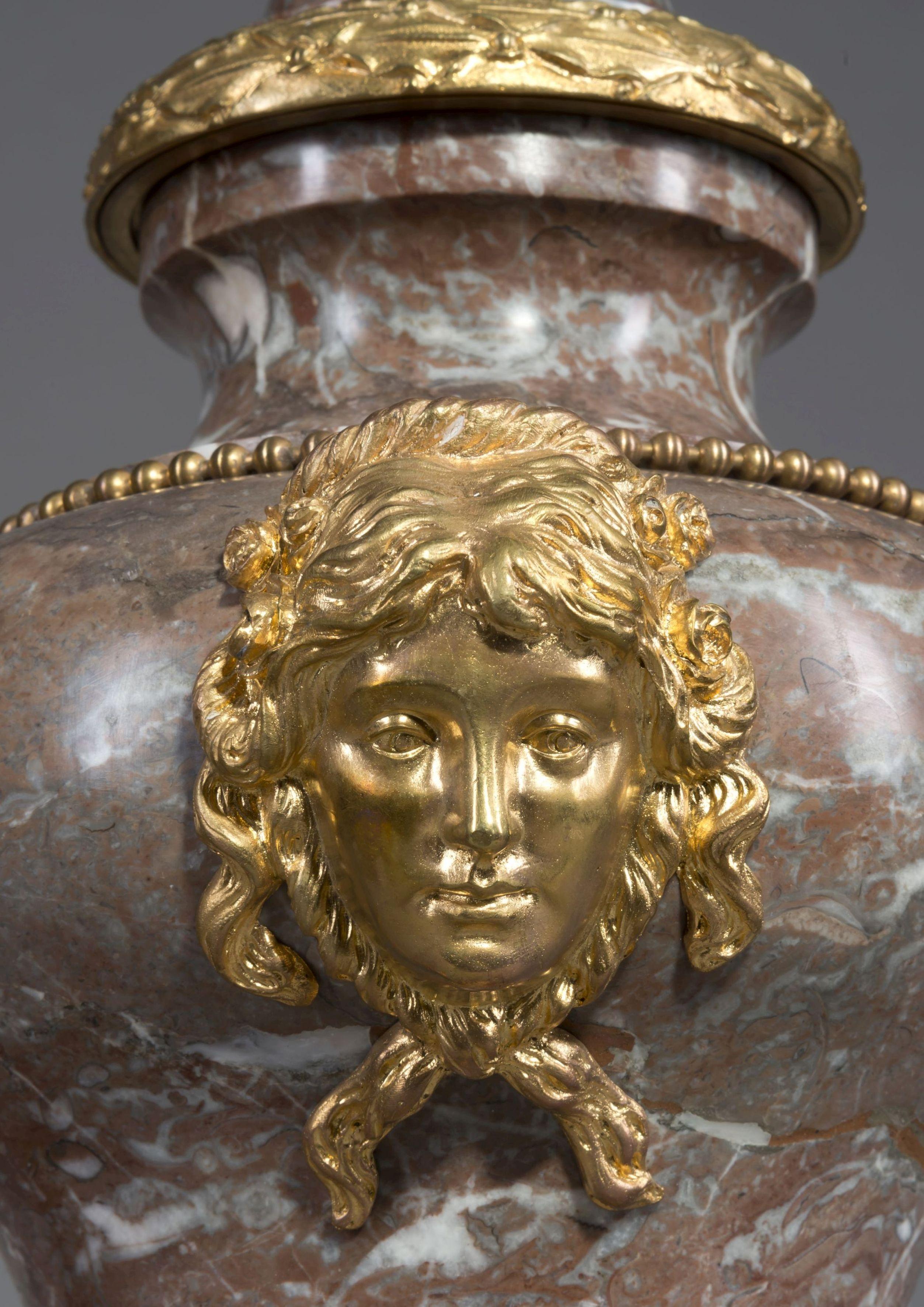 Pareja de jarrones de mármol estilo Luis XVI a la manera de Pierre Gouthière Francés en venta