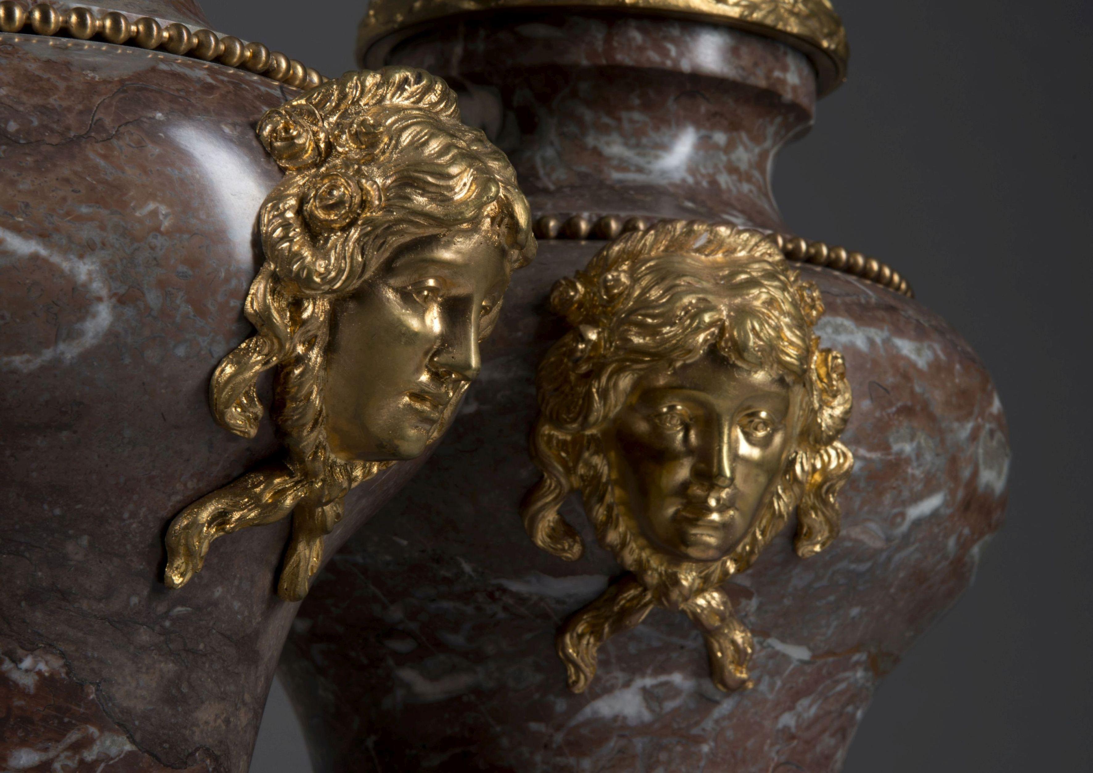 XIXe siècle Paire de vases en marbre de style Louis XVI à la manière de Pierre Gouthière en vente