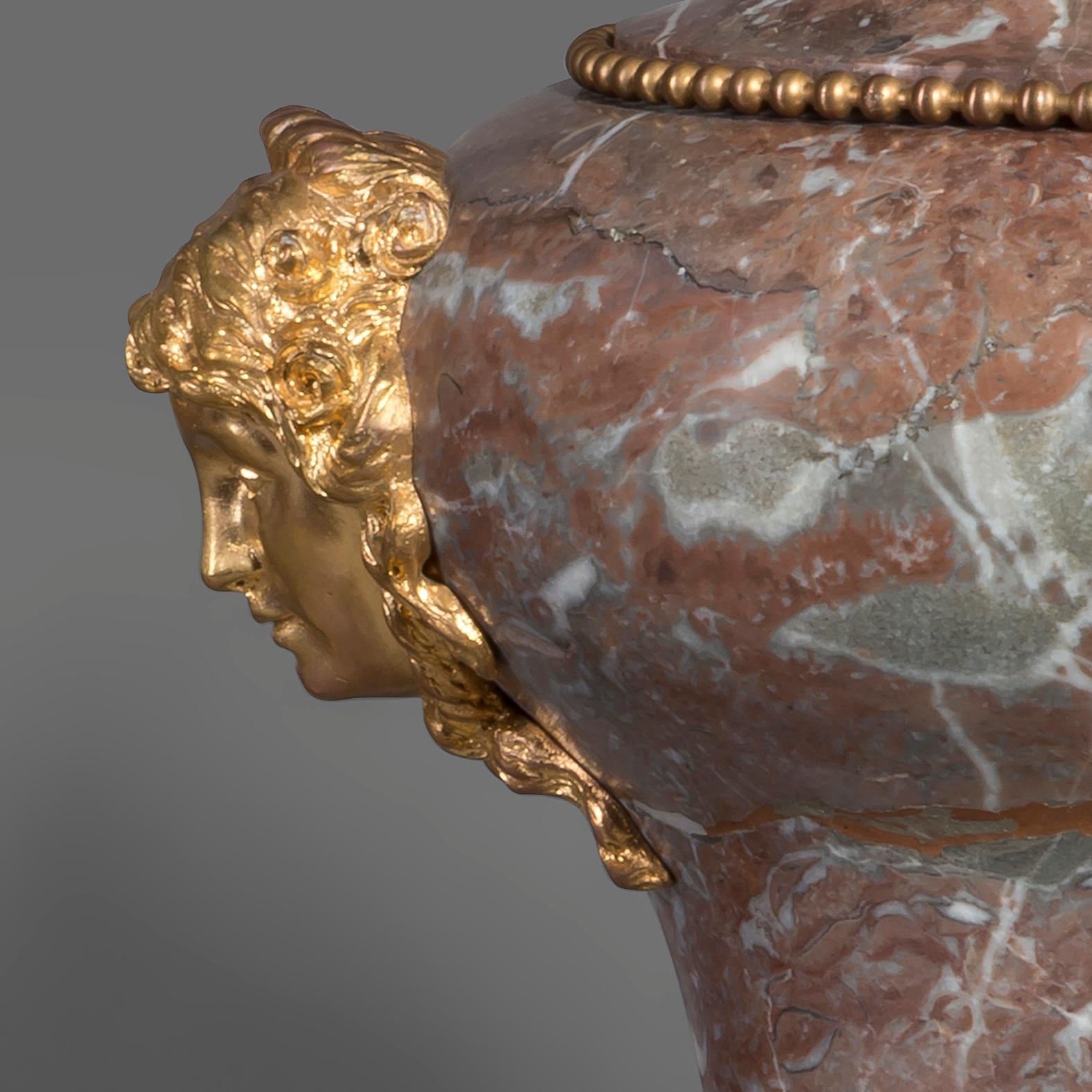 Paire de vases en marbre de style Louis XVI à la manière de Pierre Gouthière en vente 1