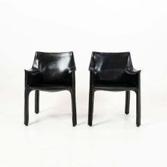 Un par de sillas «Cab» de Mario Bellini para Cassina, modelo 413, de piel negra, de los años 80