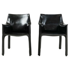 Un par de sillas «Cab» de Mario Bellini para Cassina, modelo 413, de piel negra, de los años 80