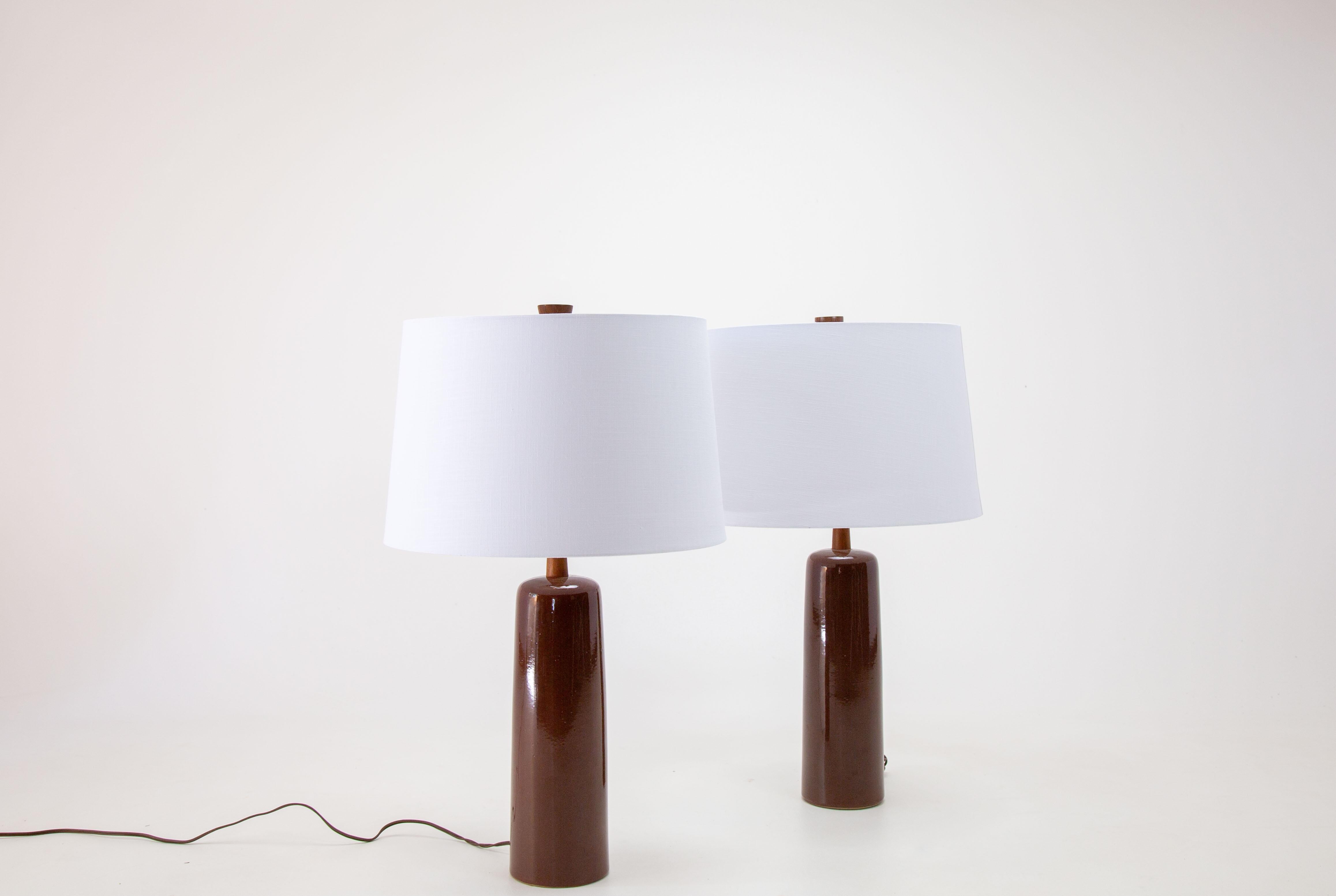 A pair of Maroon Jane and Gordon Martz table lamps M41 mid century modern In Good Condition For Sale In Virginia Beach, VA