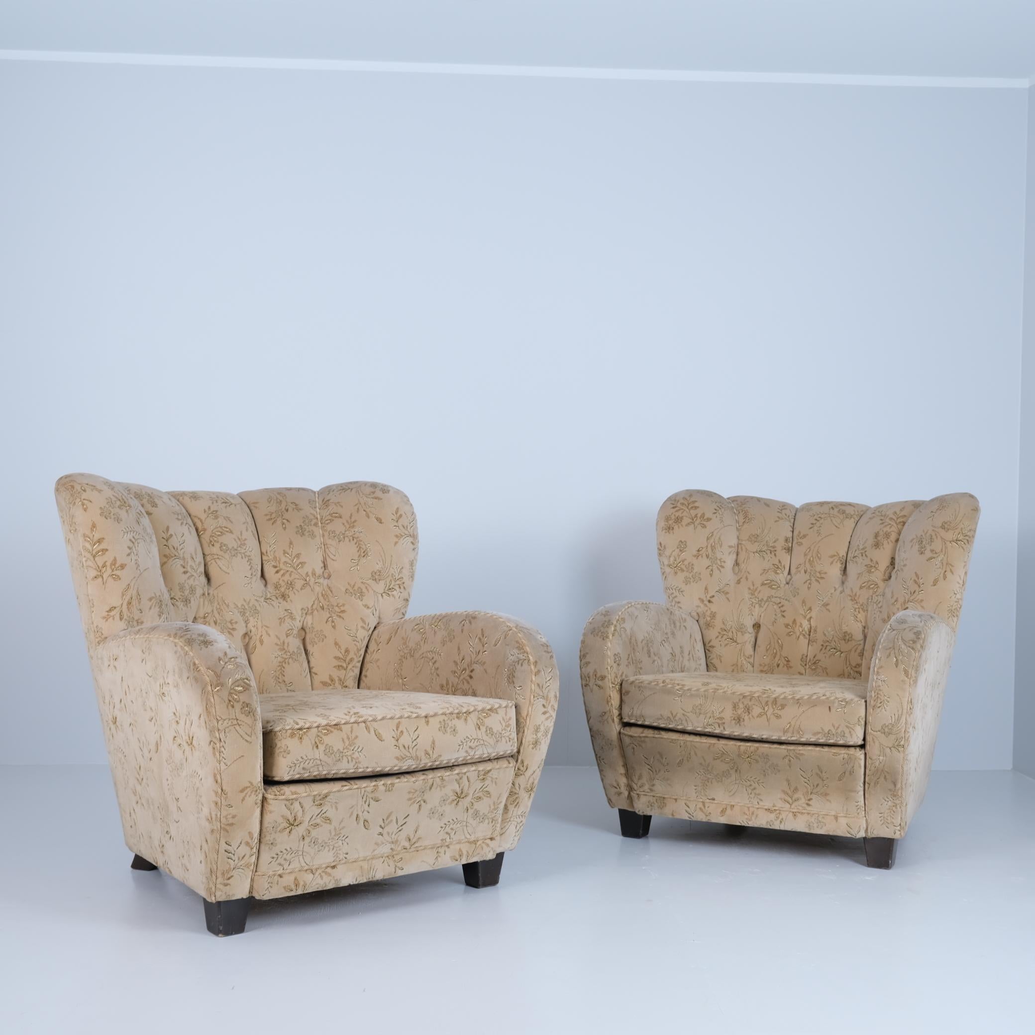 Una bellissima coppia di poltrone degli anni '40 nello stile della sedia Aulanko di Märta Blomstedt. Questa coppia è leggermente più piccola rispetto al design classico di Aulanko, il che la rende più facile da spostare e ideale per gli interni più