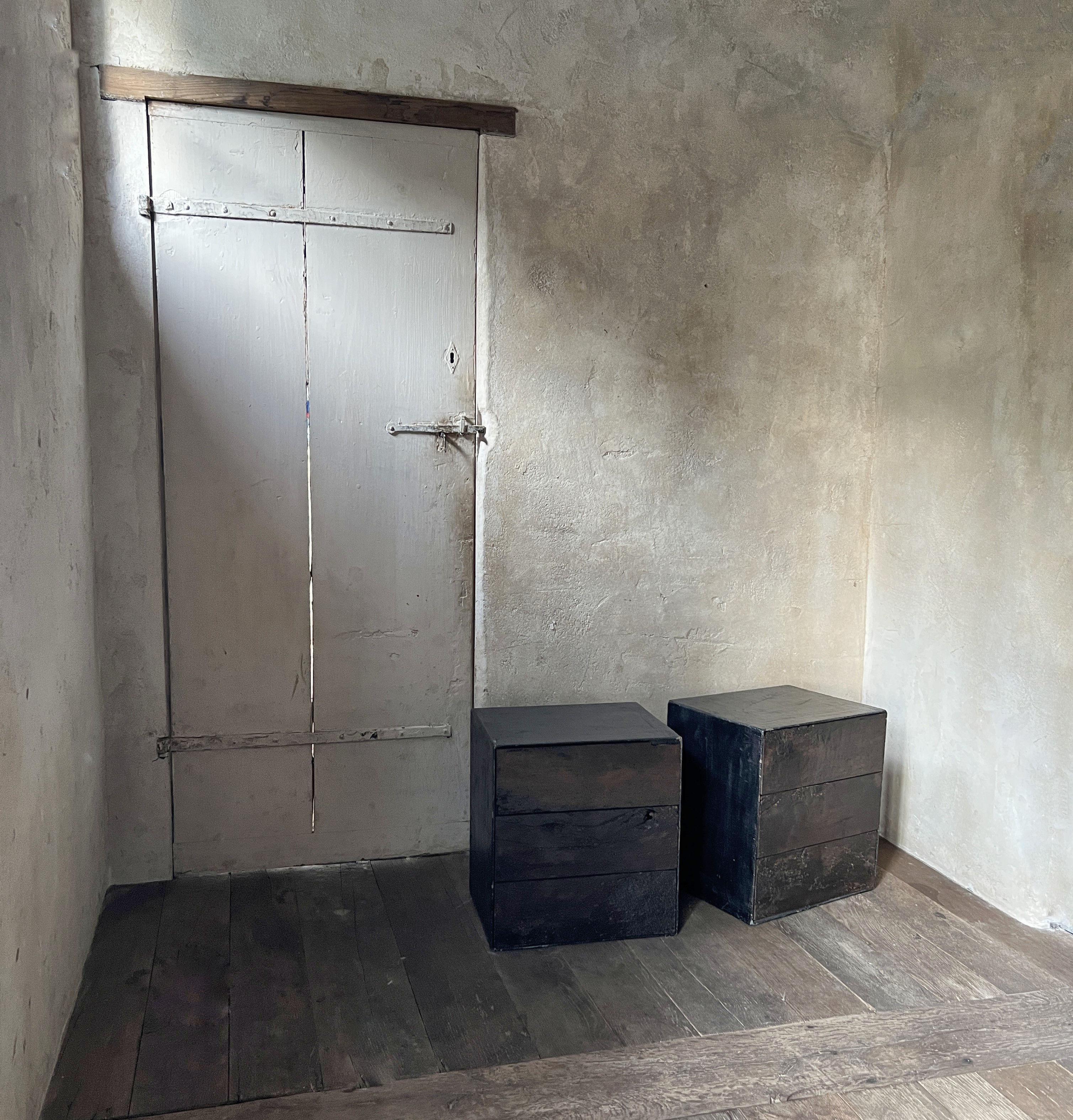 Paire de tables de nuit Martin Tables d'appoint en vieux noyer et lin recyclé 3