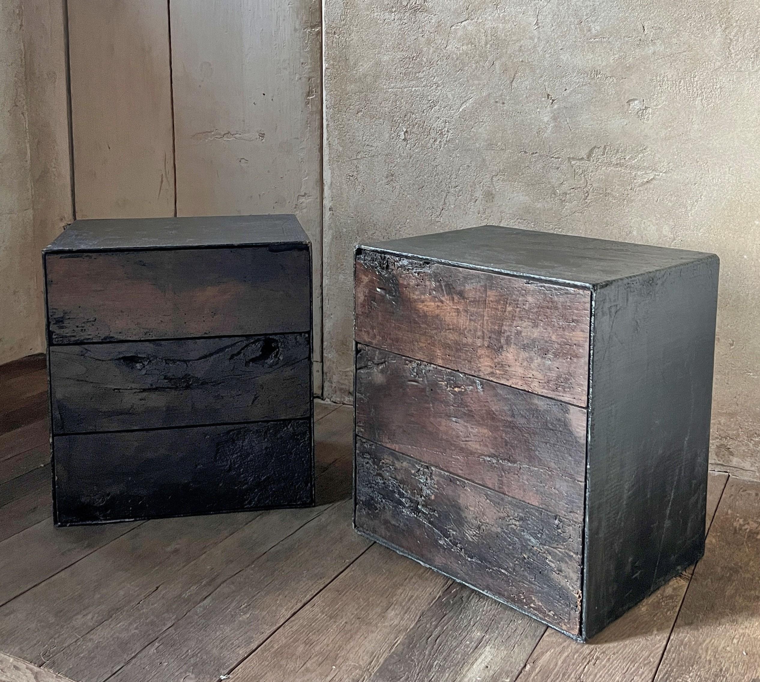 Paire de tables de nuit, modèle MARTIN, en noyer italien du XVIIIe siècle. Les façades des tiroirs en patine naturelle cirée et le reste de la pièce teintée en lin recyclé du 19ème siècle. Veuillez noter que ces pièces doivent être considérées comme