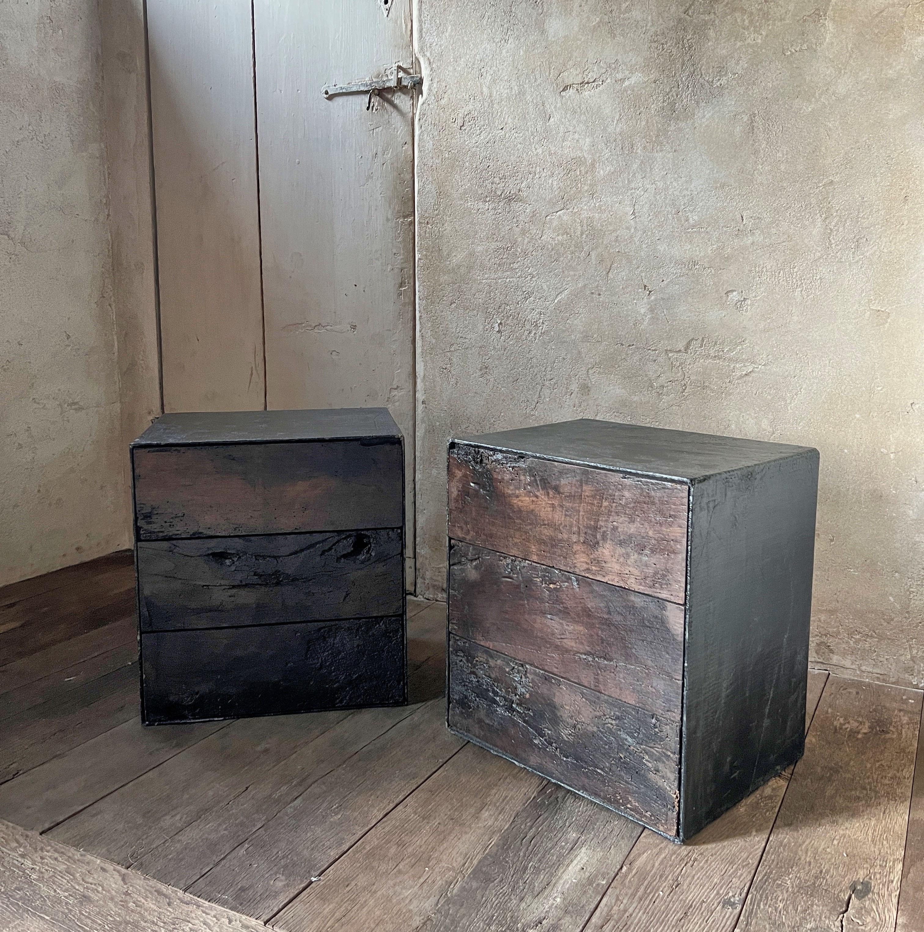 Belge Paire de tables de nuit Martin Tables d'appoint en vieux noyer et lin recyclé