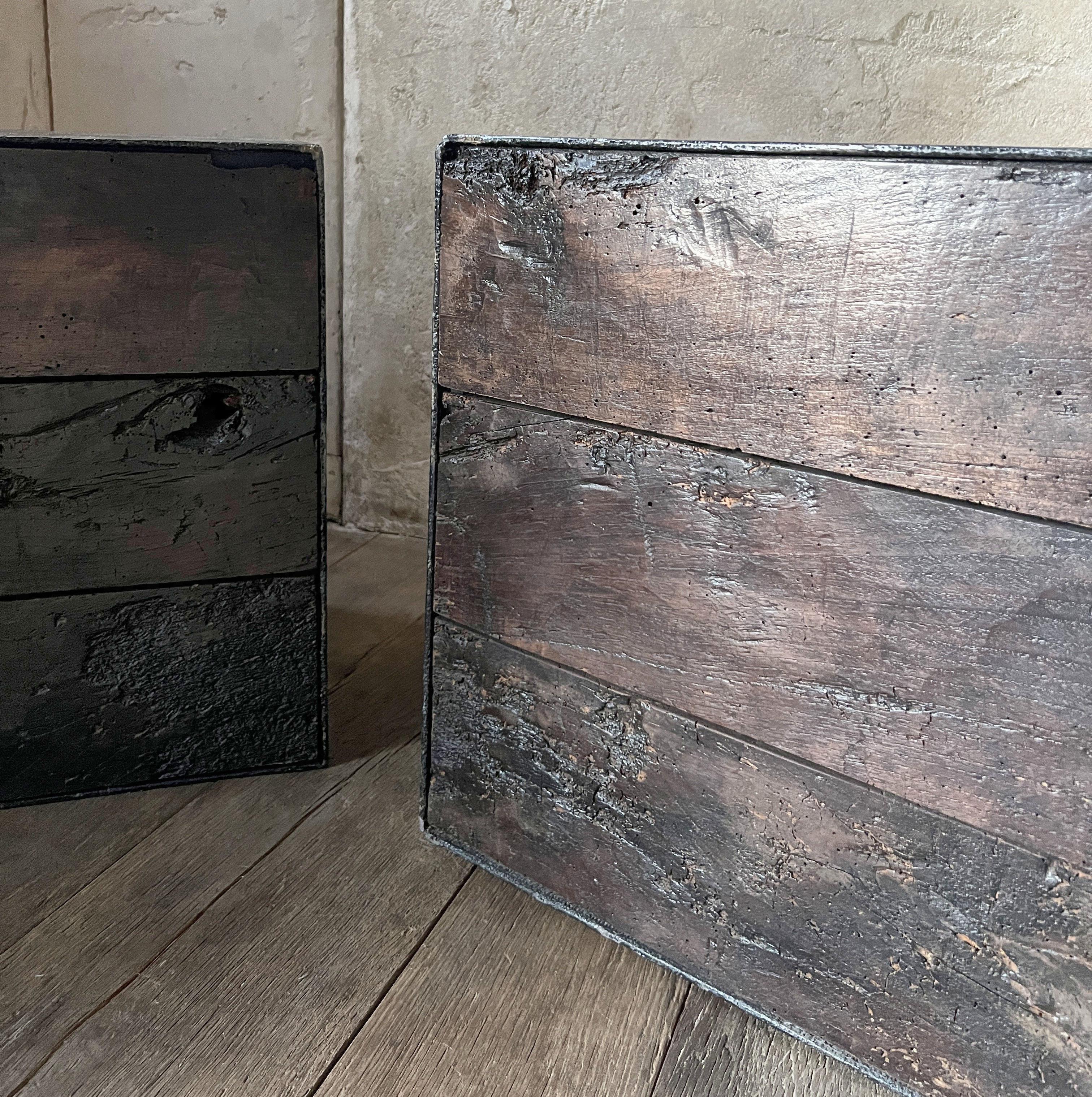 Fait main Paire de tables de nuit Martin Tables d'appoint en vieux noyer et lin recyclé