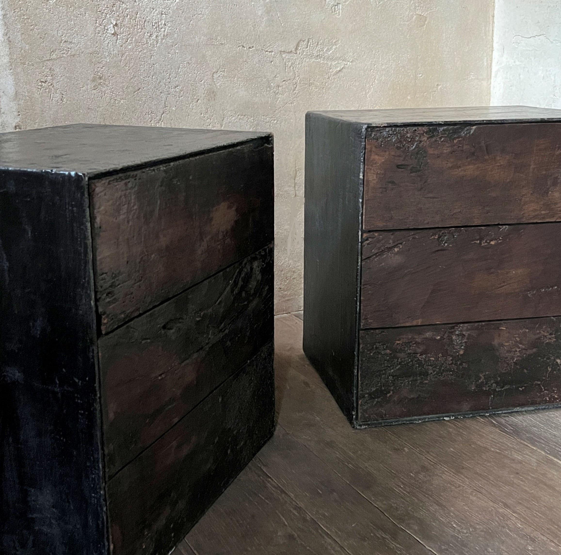 Paire de tables de nuit Martin Tables d'appoint en vieux noyer et lin recyclé Neuf à Vosselaar, BE