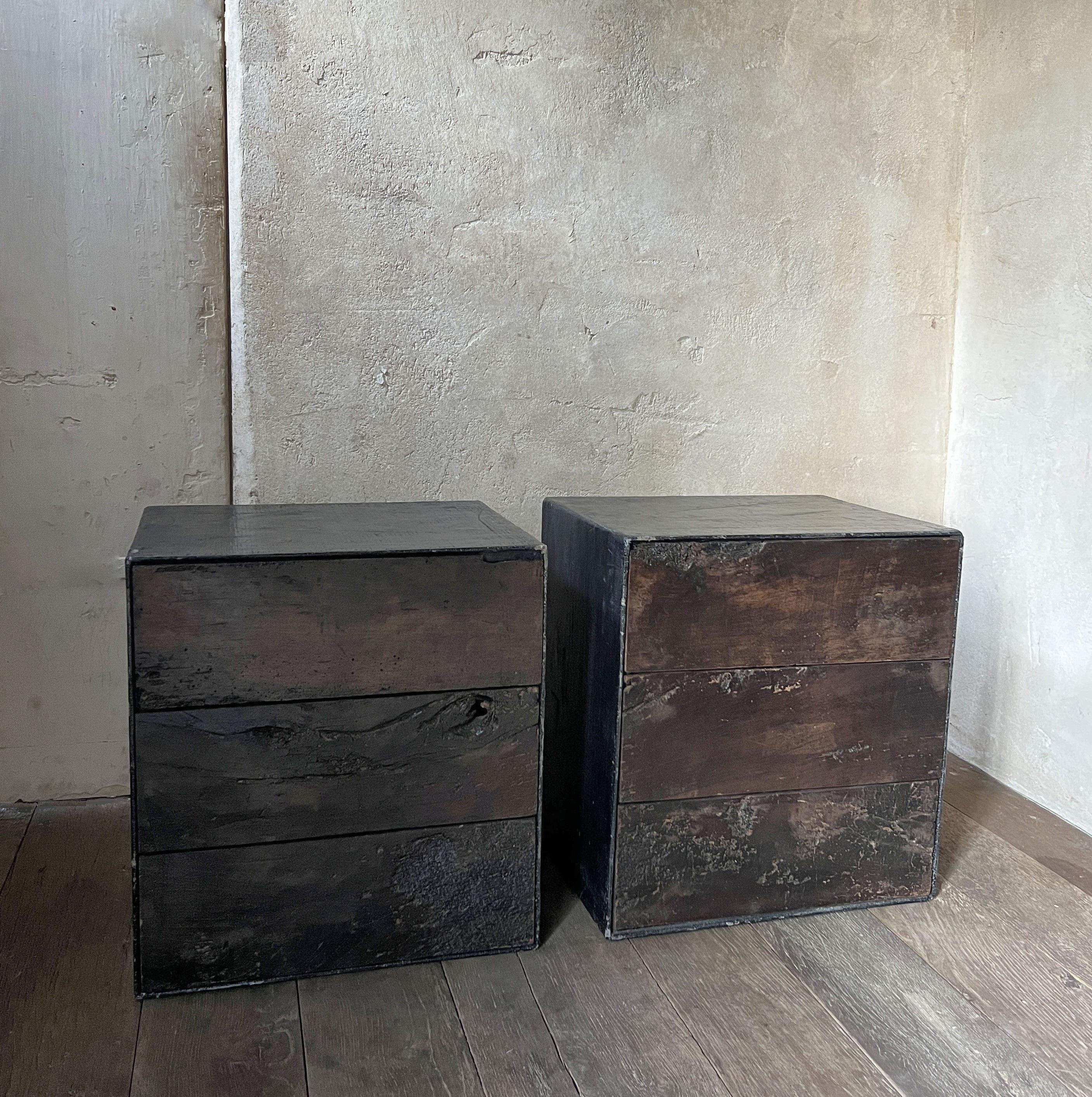 XXIe siècle et contemporain Paire de tables de nuit Martin Tables d'appoint en vieux noyer et lin recyclé