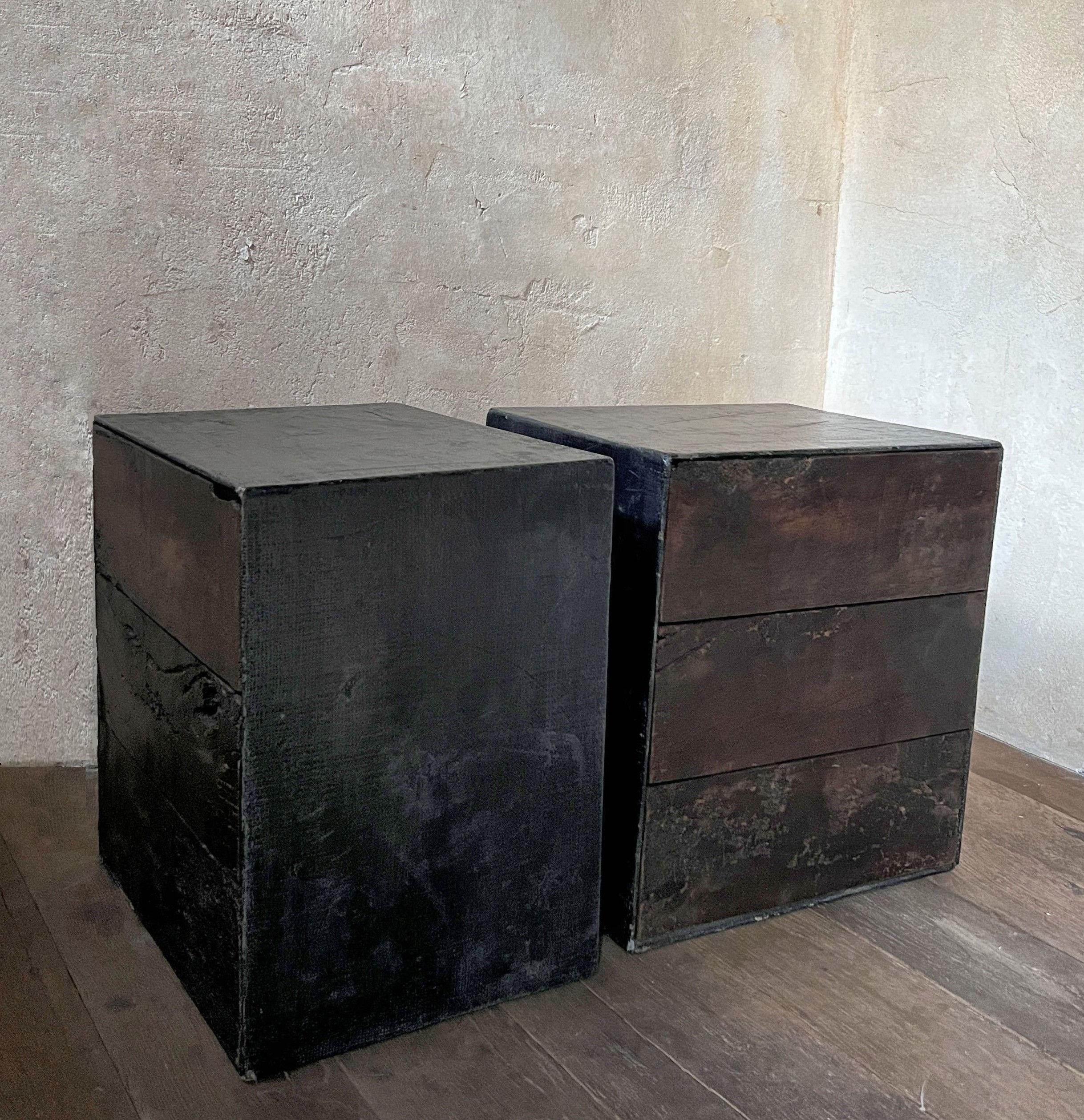 Chêne Paire de tables de nuit Martin Tables d'appoint en vieux noyer et lin recyclé