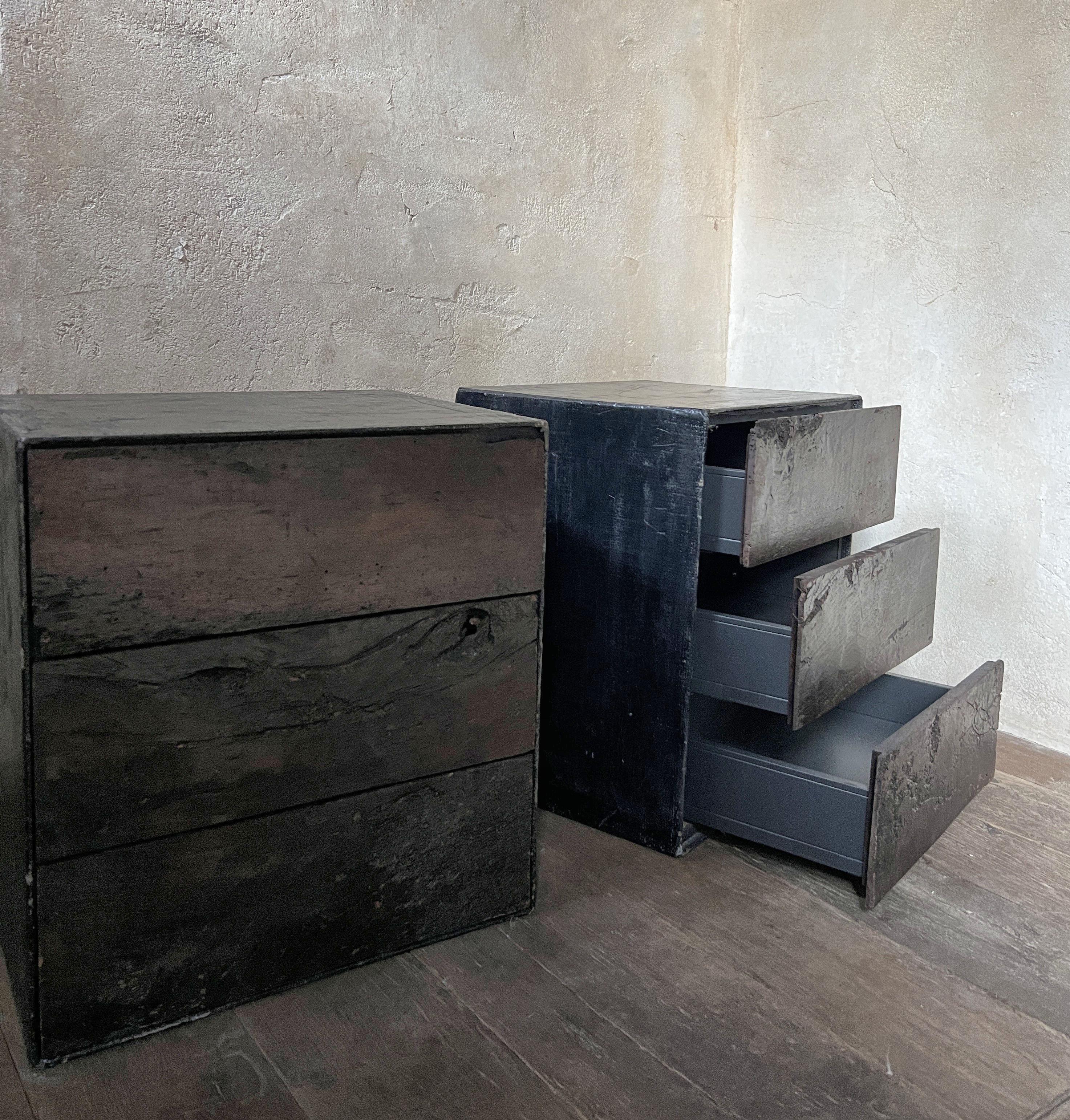 Paire de tables de nuit Martin Tables d'appoint en vieux noyer et lin recyclé 2