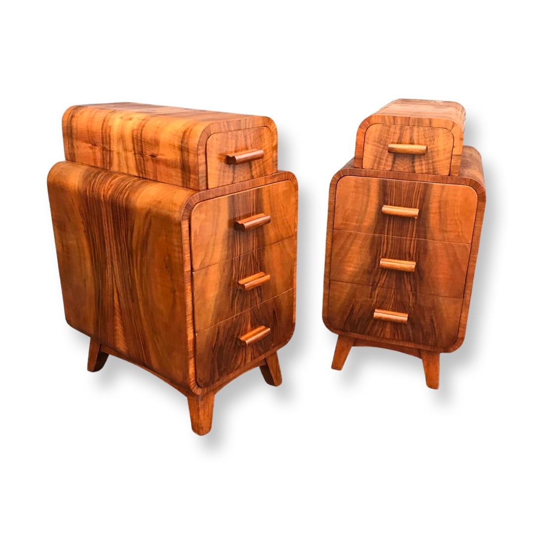 Mid-20th Century Pair of Matching Figured Walnut Art Deco Bedside Cabinets / Nightstands