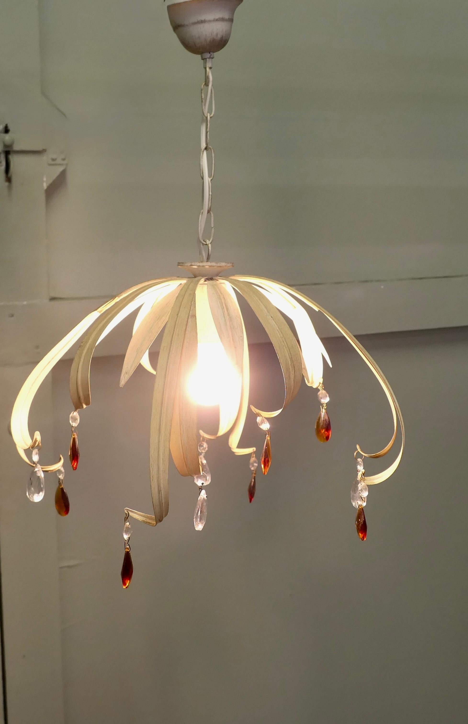 Ein Paar zusammenpassender französischer Toleware-Pendelleuchten  Diese sind sehr hübsch (Moderne der Mitte des Jahrhunderts) im Angebot