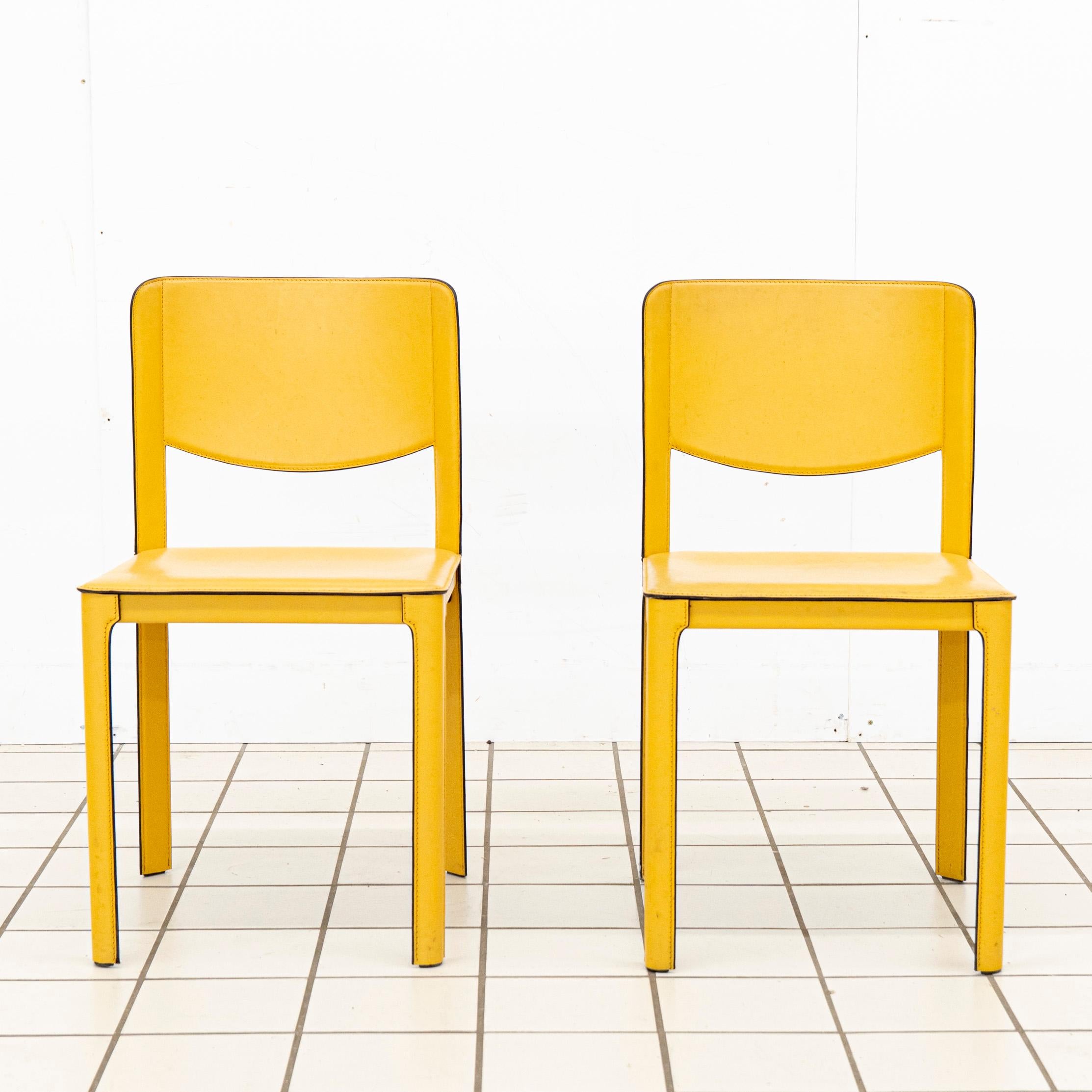 Ein Paar Matteo Grassi Stühle des Designers Tito Agnoli (Moderne) im Angebot