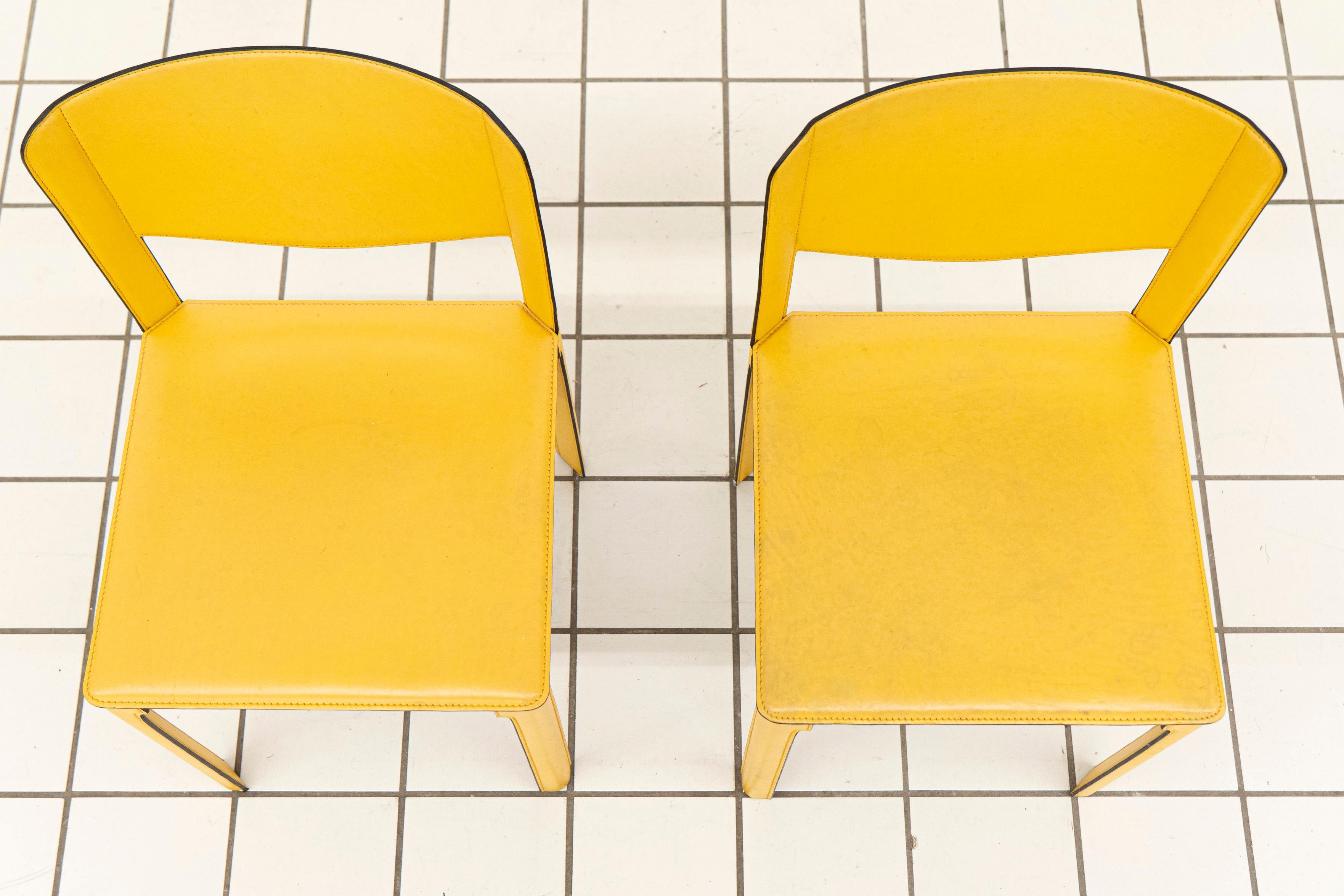 Ein Paar Matteo Grassi Stühle des Designers Tito Agnoli (Ende des 20. Jahrhunderts) im Angebot