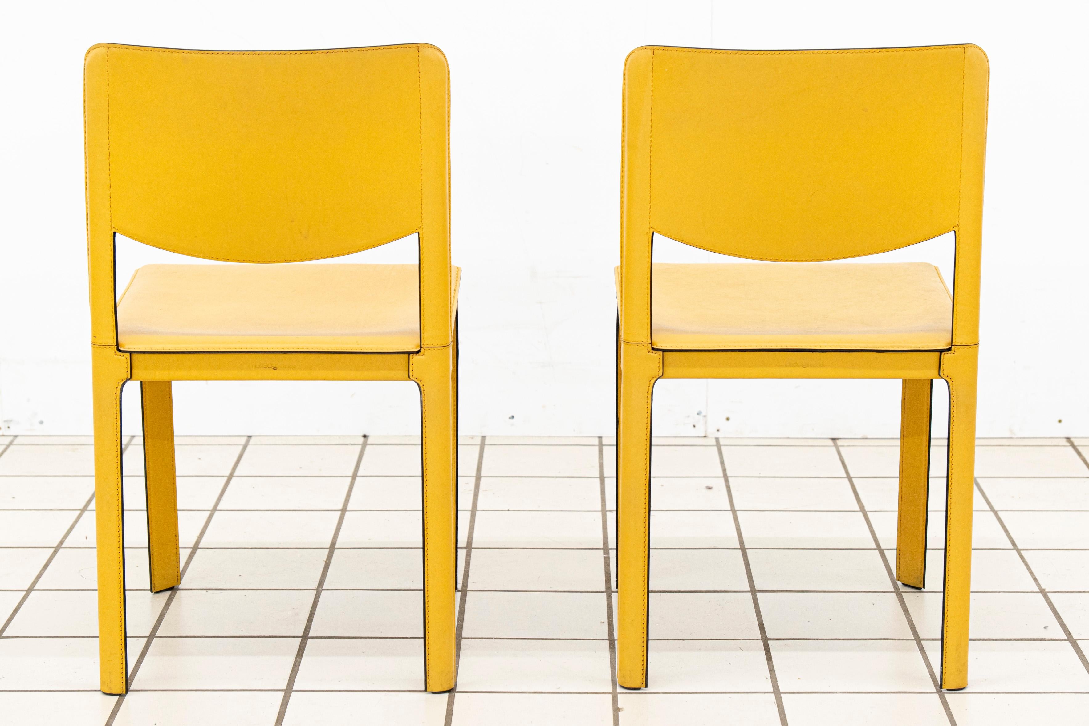 Ein Paar Matteo Grassi Stühle des Designers Tito Agnoli (Leder) im Angebot
