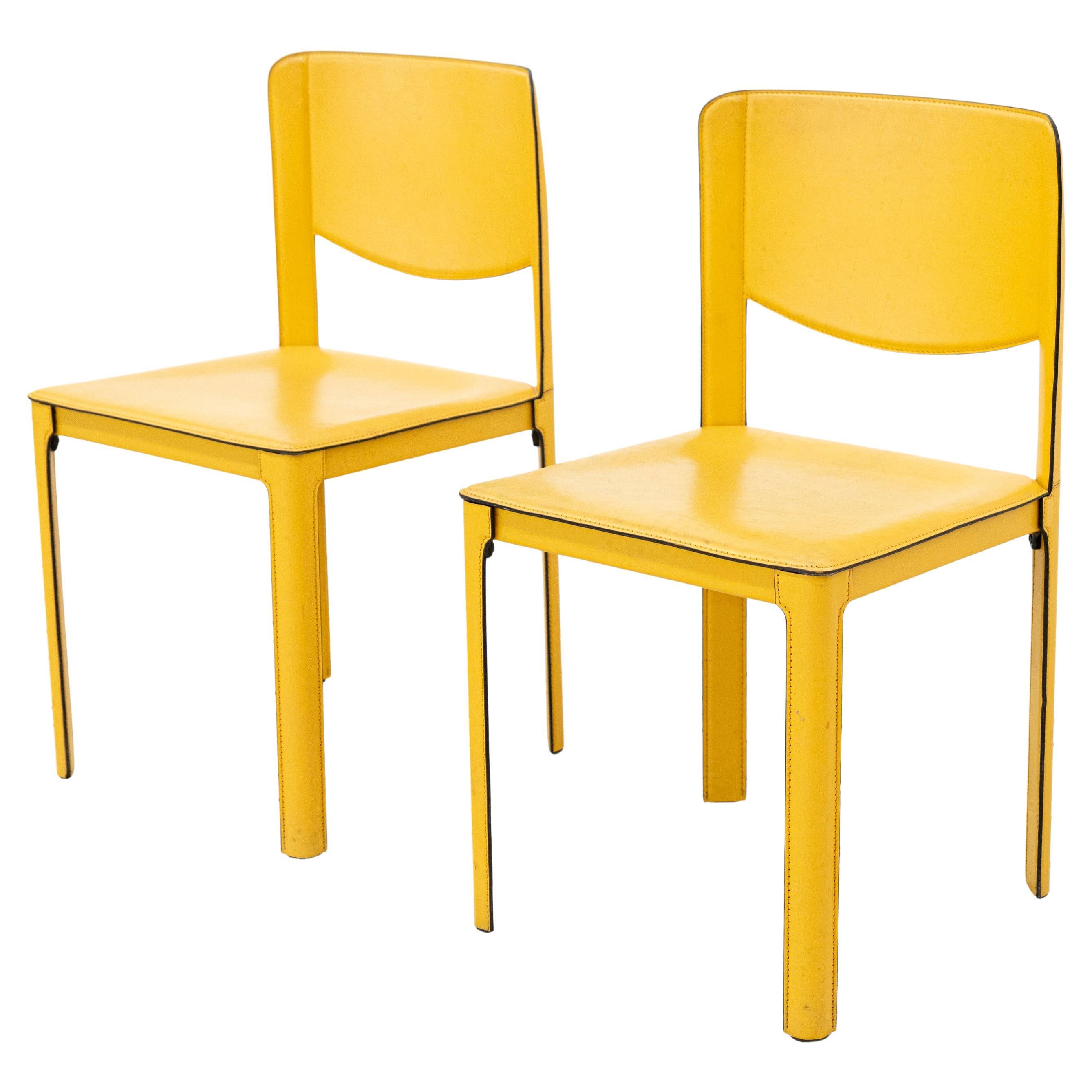 Un par de sillas Matteo Grassi del diseñador Tito Agnoli