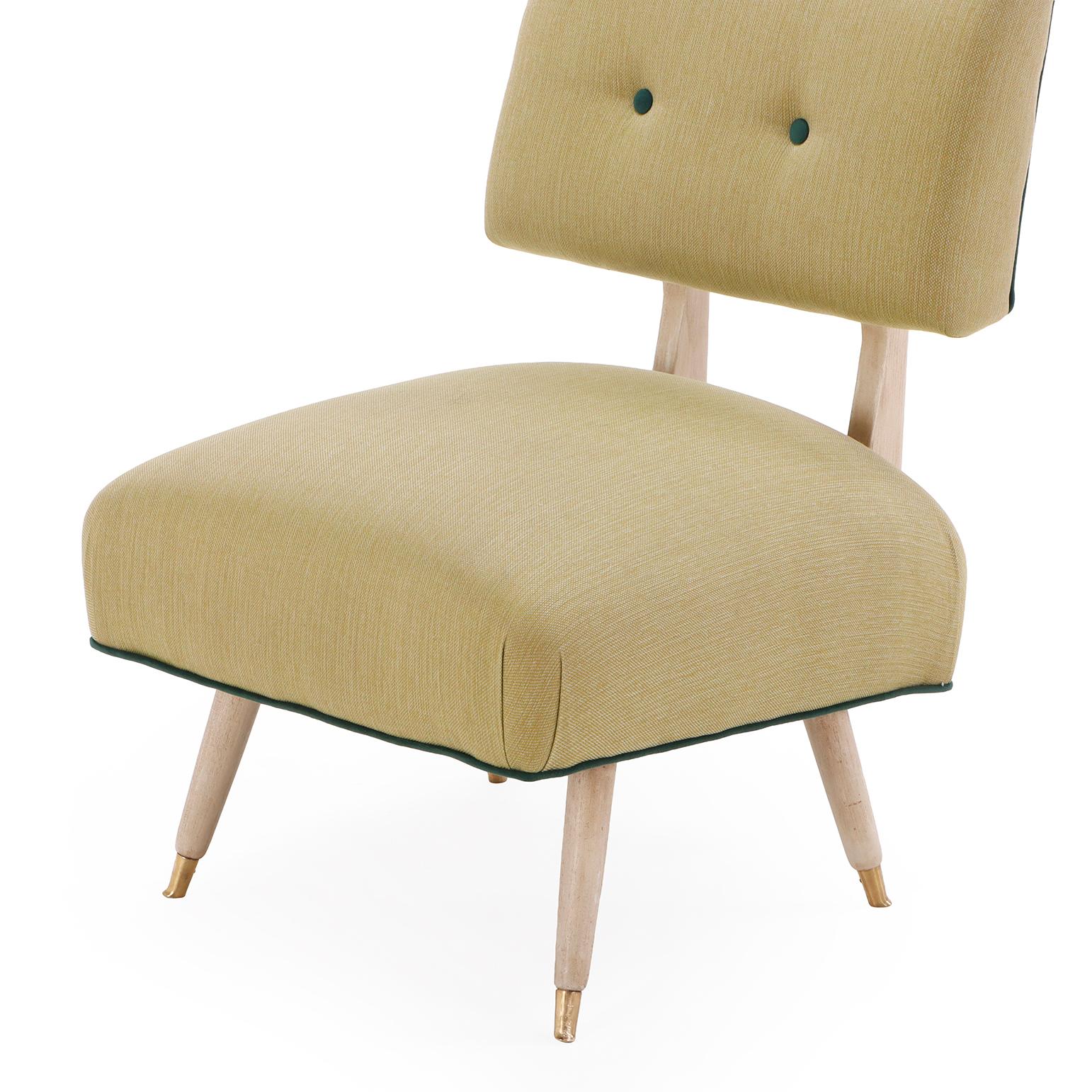 Elegantes y esculturales, estas sillas de tocador de perfil bajo tienen armazón de madera pintada con patas angulosas y afiladas rematadas en latón. Los respaldos flotantes y empenachados se apoyan en elegantes montantes, lo que confiere al diseño