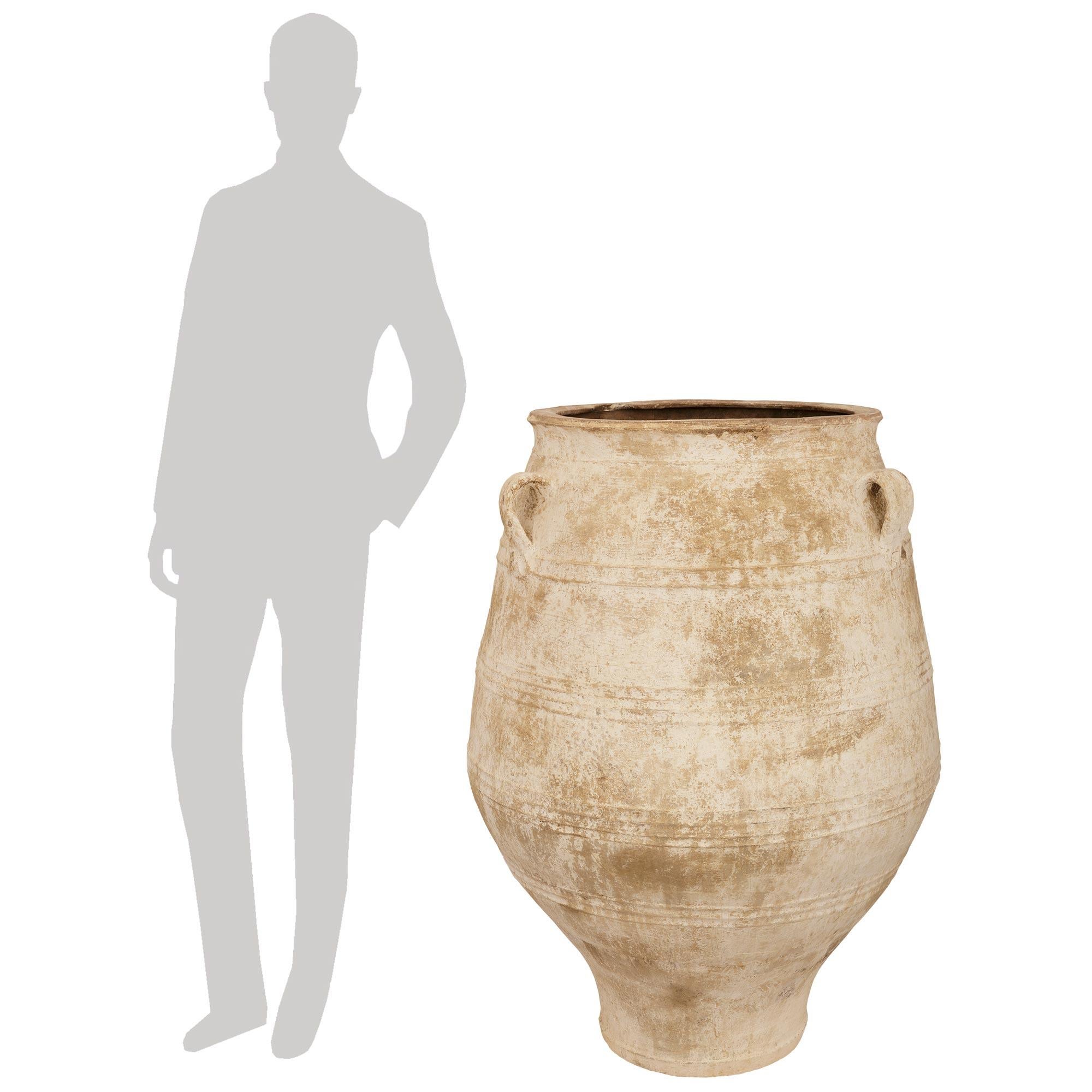 Coppia di vasi da olive in terracotta patinata del XIX secolo, di grandi dimensioni e molto decorativi. Ogni vaso di Oliver, bellissimo ed estremamente decorativo, ha un'elegantissima forma a balaustro curvo con tre manici a voluta e tutta la patina