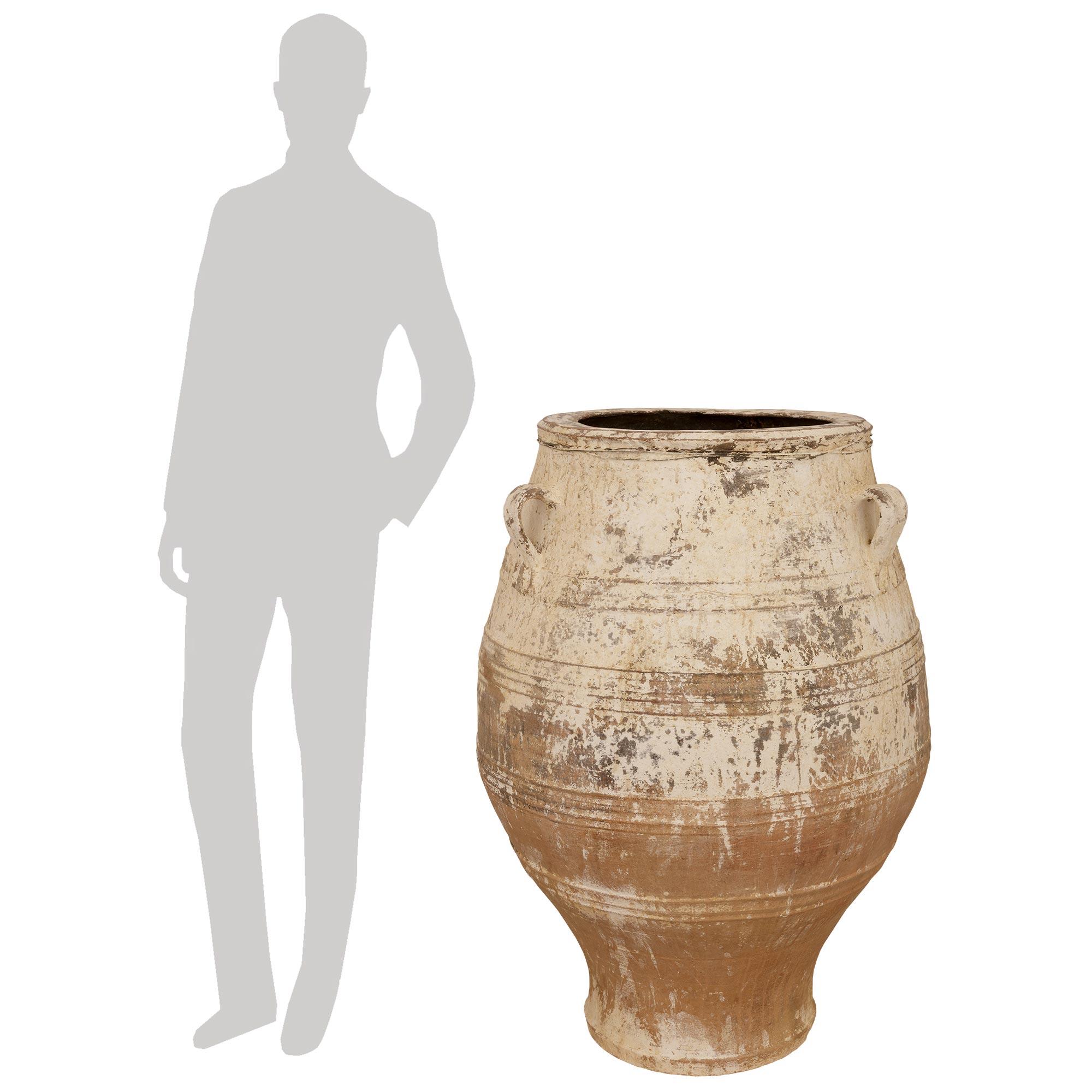 Una coppia impressionante e molto decorativa di vasi per olive in terracotta patinata del XIX secolo. Ogni vaso di Oliver, bellissimo ed estremamente decorativo, ha un'elegantissima forma a balaustro curvo con tre manici a voluta e tutta la patina