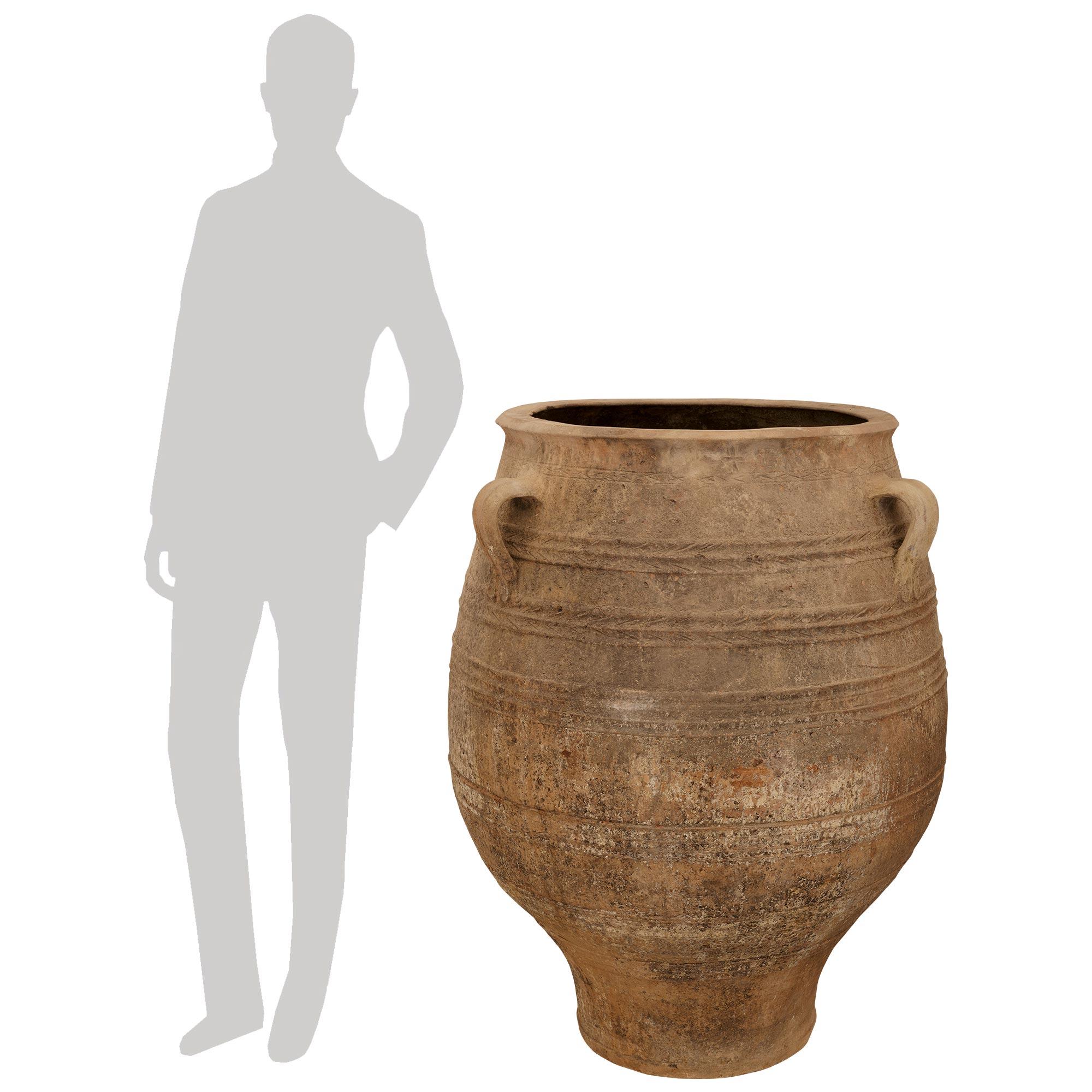 Una coppia di vasi per olive in terracotta patinata del XIX secolo, eleganti e di dimensioni gradevoli. Ciascuna bellissima e decoratissima giara per olive presenta un'elegantissima forma a balaustro curvo con tre manici a voluta sopra, nella sua