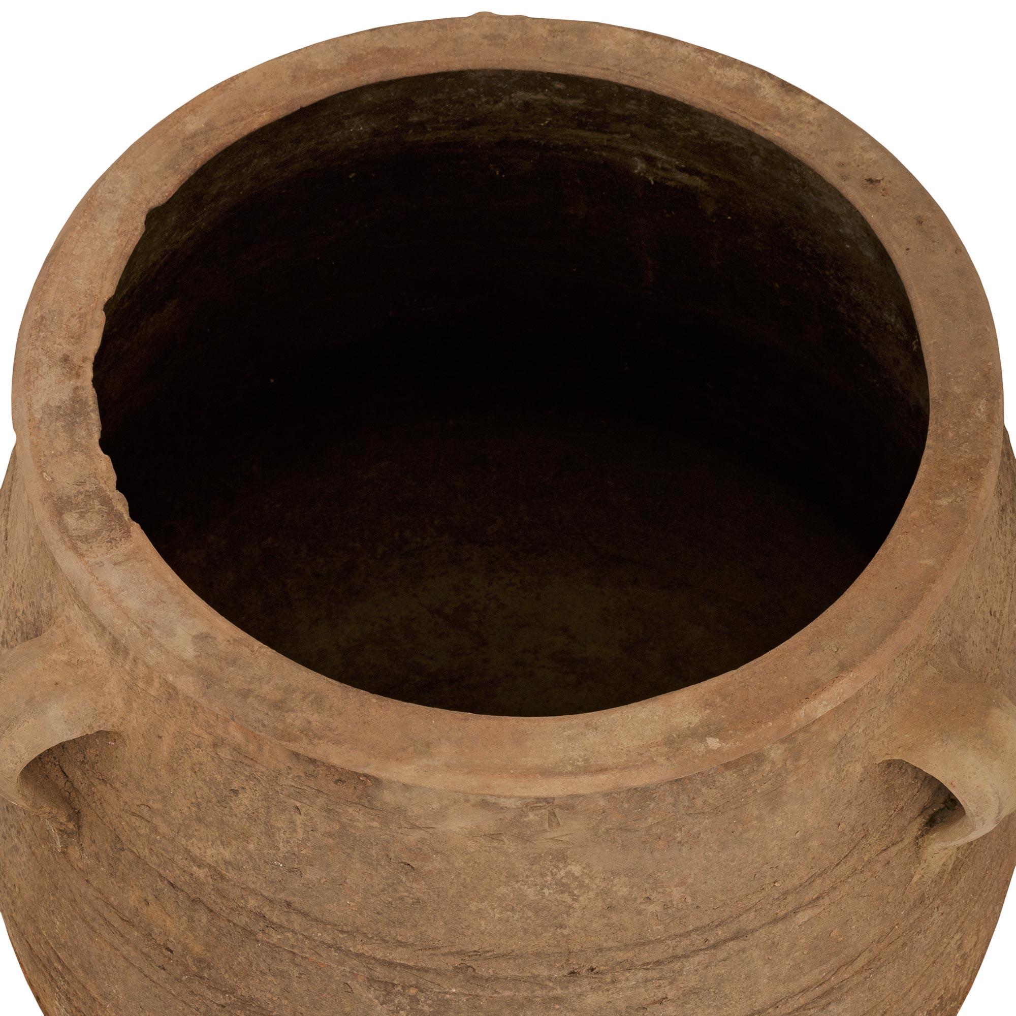 Coppia di vasi da olive in terracotta patinata mediterranea del XIX secolo in vendita 3