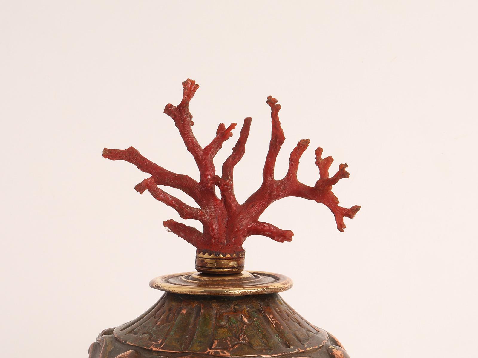 Ein Paar mediterraner roter Korallenzweige, Kupfersockel, Italien 1870er Jahre. im Zustand „Gut“ im Angebot in Milan, IT