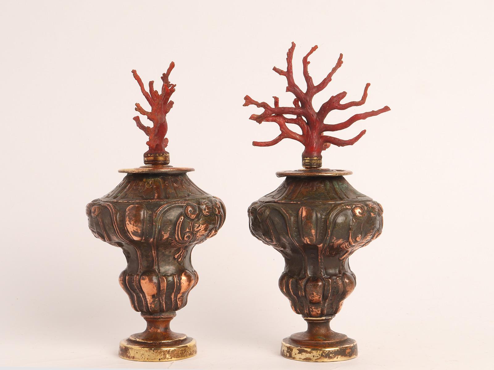 Ein Paar mediterraner roter Korallenzweige, Kupfersockel, Italien 1870er Jahre. im Angebot 3