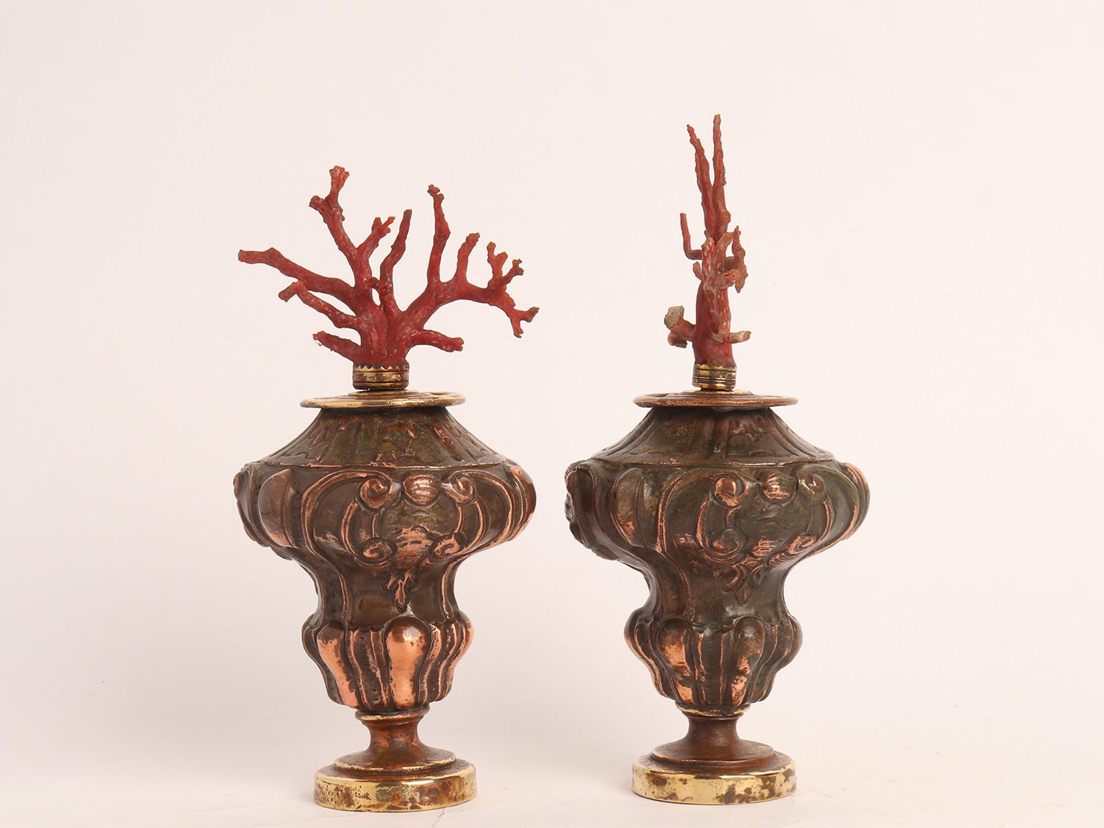 Ein Paar mediterraner roter Korallenzweige, Kupfersockel, Italien 1870er Jahre. im Angebot 4