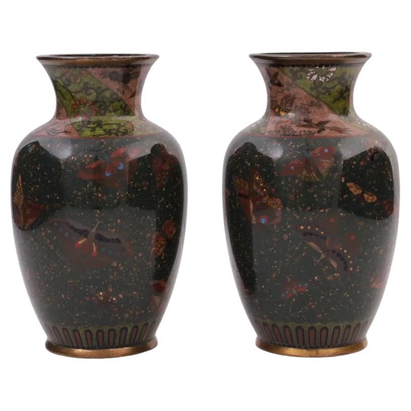 Paire de vases papillon japonais Meiji en émail cloisonné et pierre d'or