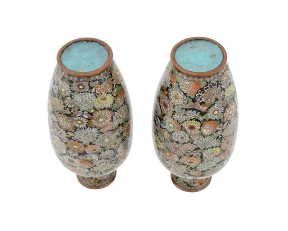 A Pair of Meiji Japanese Cloisonne Enamel Millefiori Chrysanthemum Flowers Butte In Good Condition For Sale In New York, NY