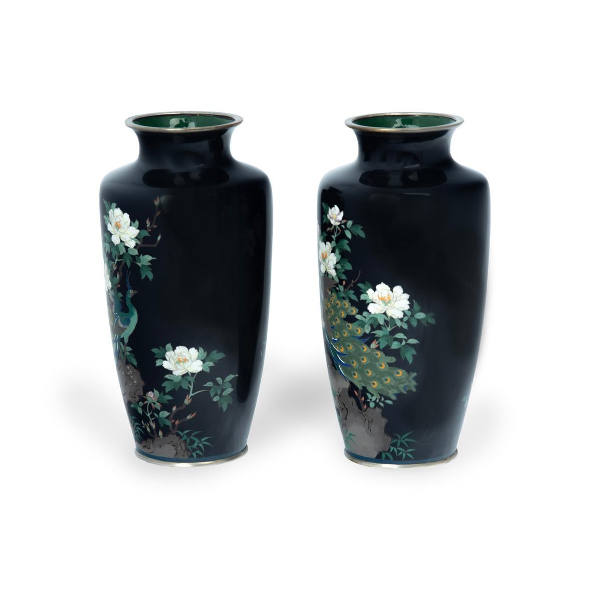 Un par de jarrones de cloisonné azul del periodo Meiji Japonés en venta