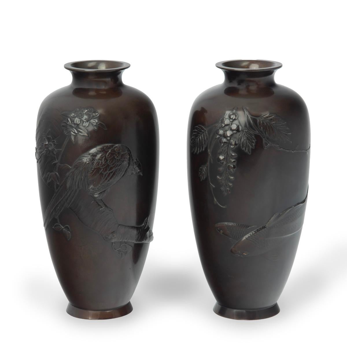 Bronze A pair of Meiji period bronze vases For Sale