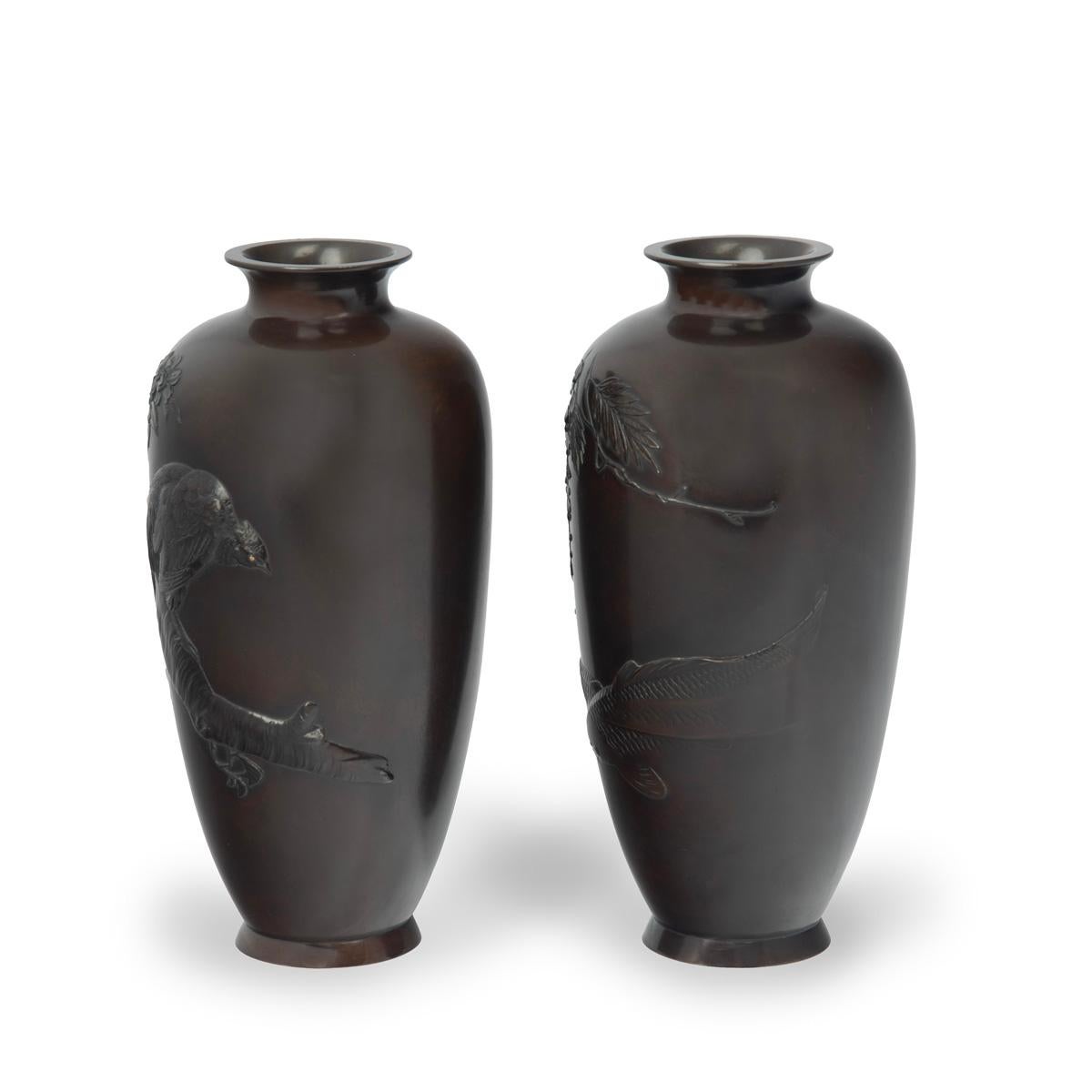 A pair of Meiji period bronze vases For Sale 1