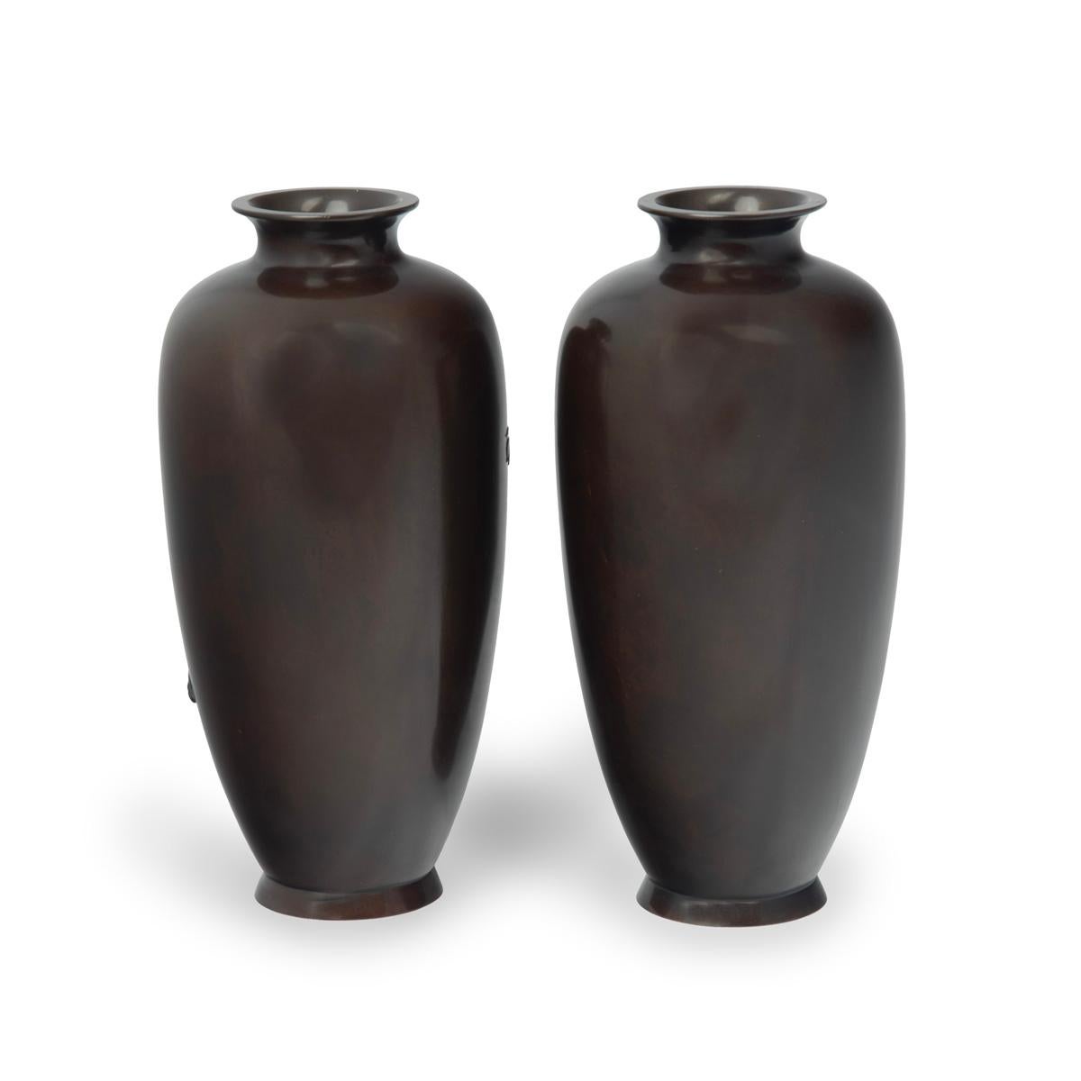 Paire de vases en bronze de la période Meiji en vente 2