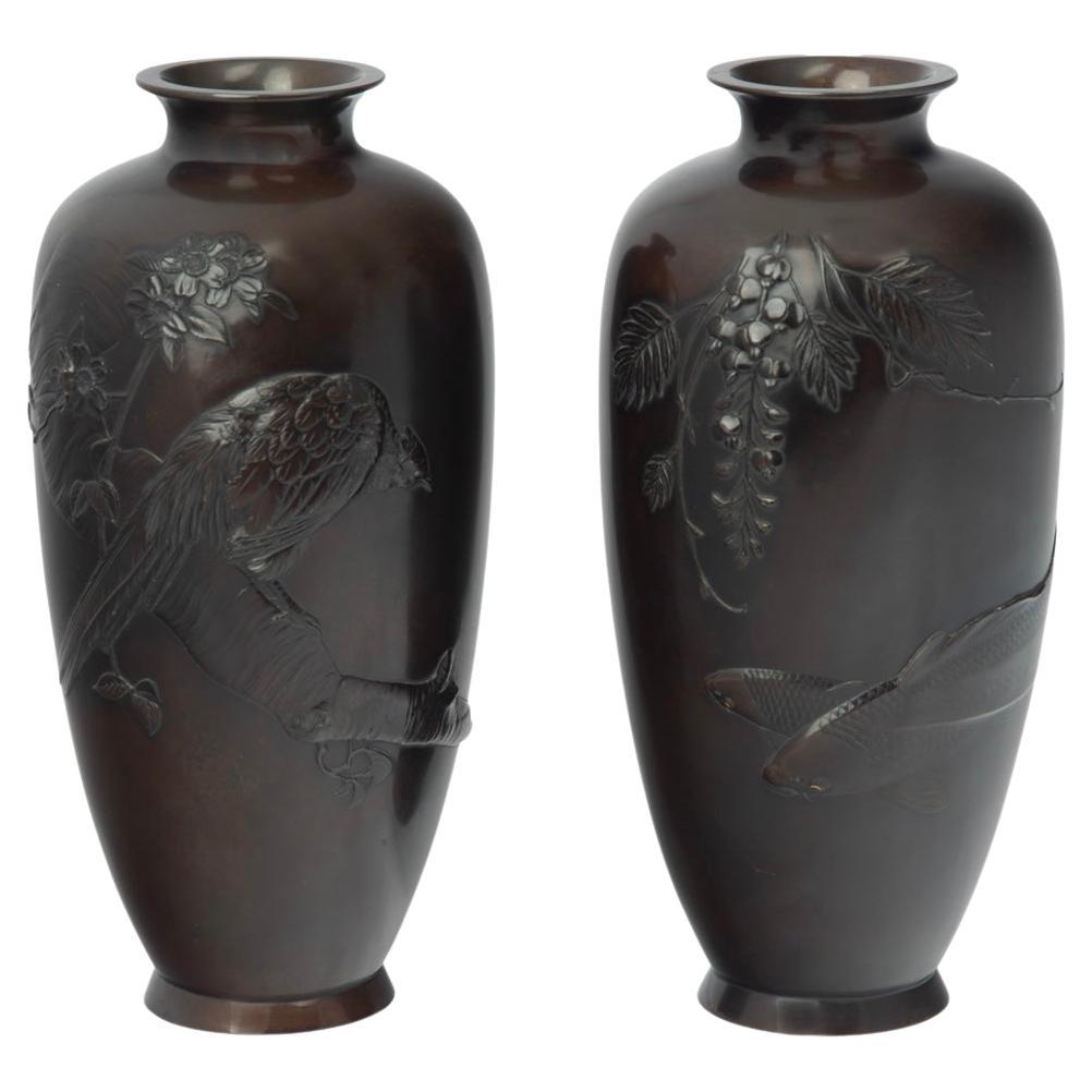 Paar Bronzevasen aus der Meiji-Periode im Angebot
