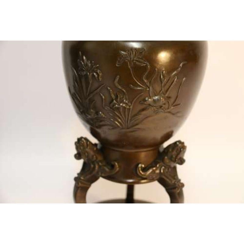 Coppia di vasi giapponesi in bronzo del periodo Meiji con manici a testa di maschera, circa 1900 in vendita 3