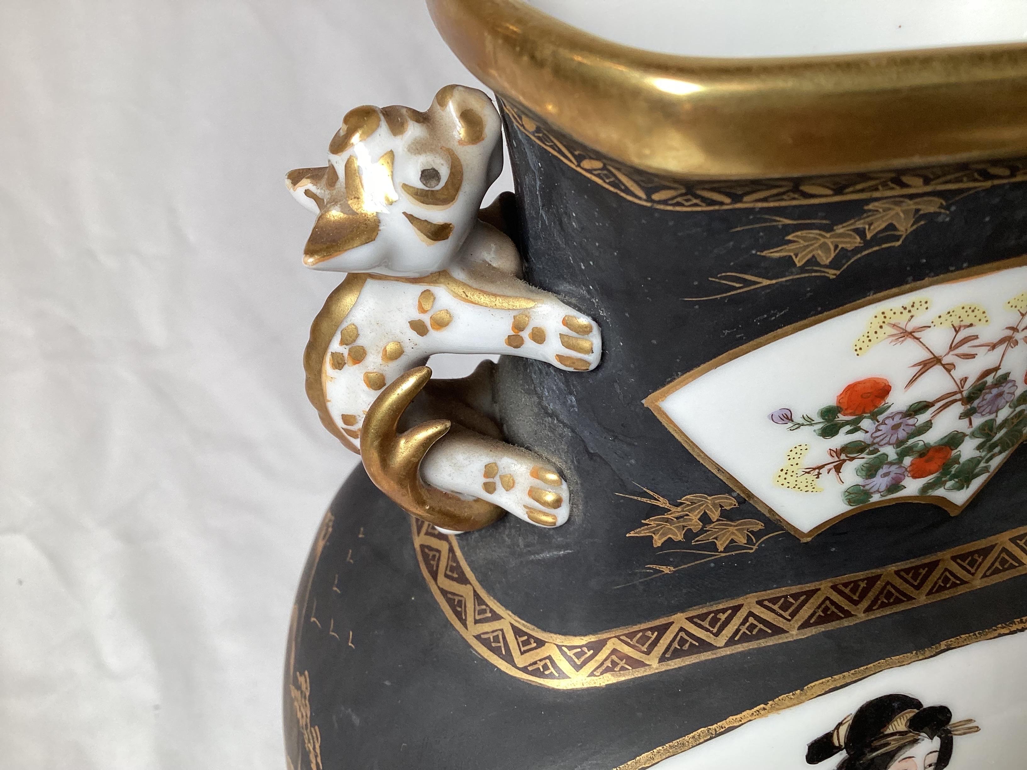 Paire de vases japonais de la période Meiji peints à la main en forme de lune 3