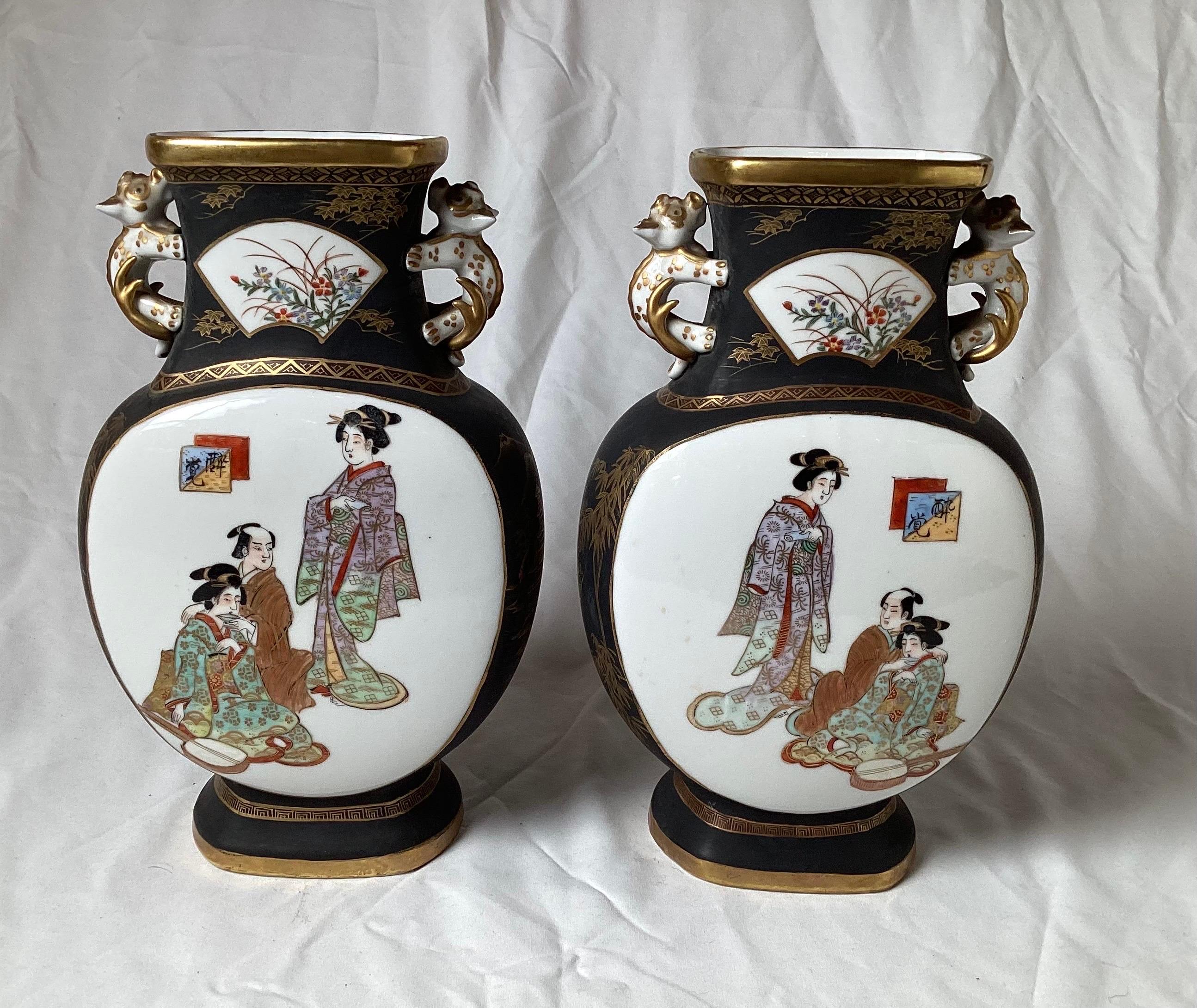Japonais Paire de vases japonais de la période Meiji peints à la main en forme de lune