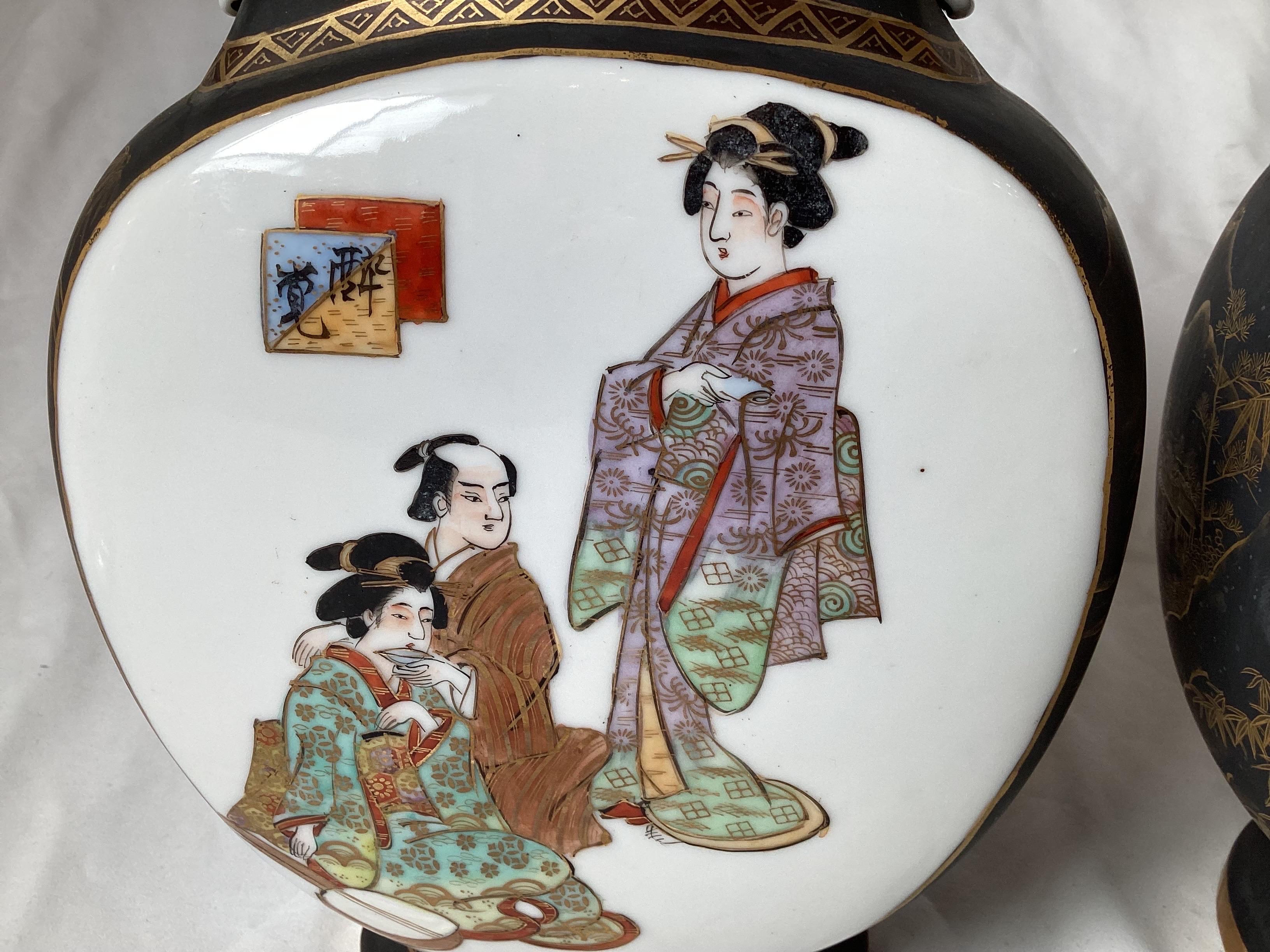 Paire de vases japonais de la période Meiji peints à la main en forme de lune Excellent état à Lambertville, NJ