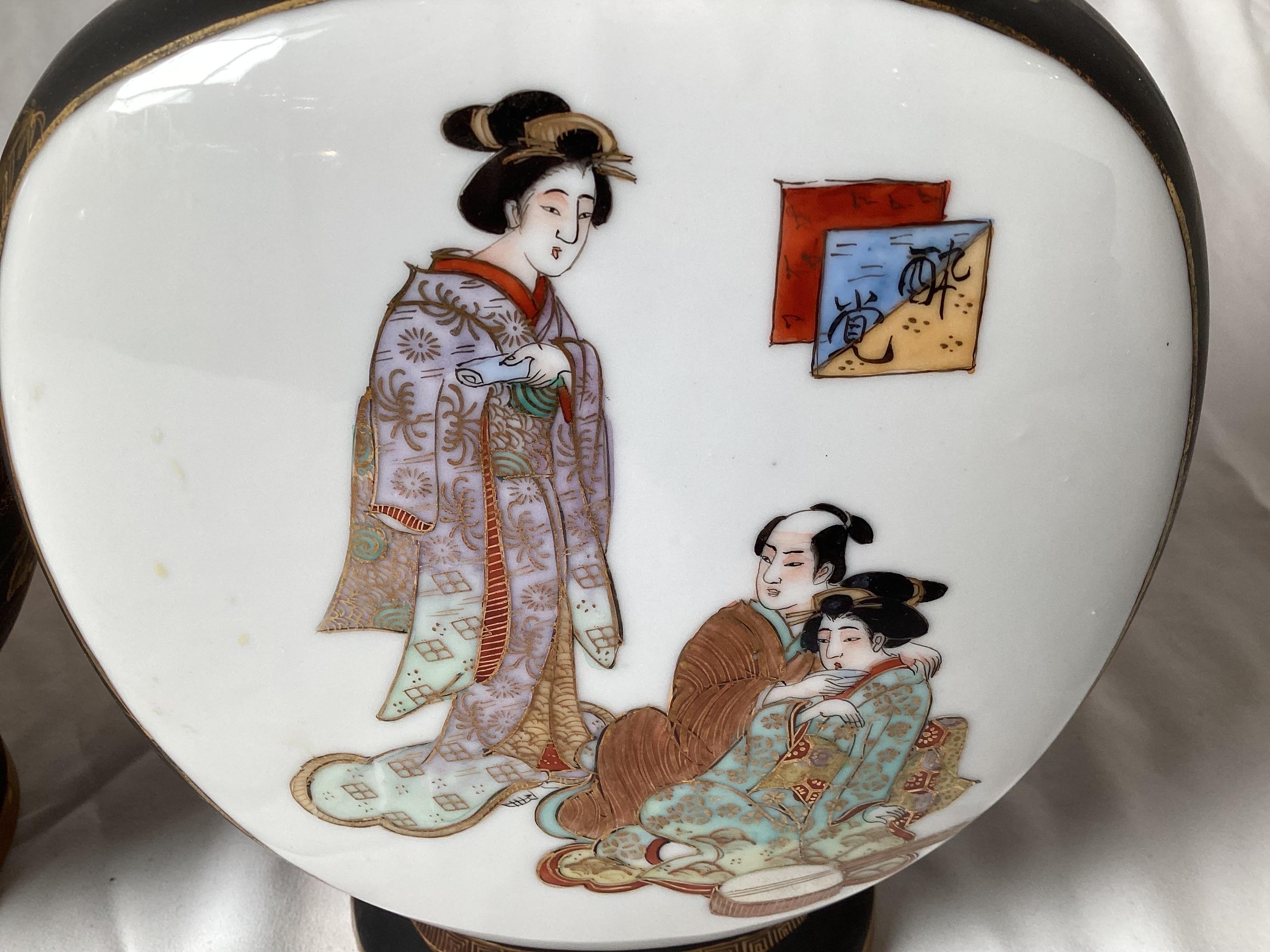 Porcelaine Paire de vases japonais de la période Meiji peints à la main en forme de lune