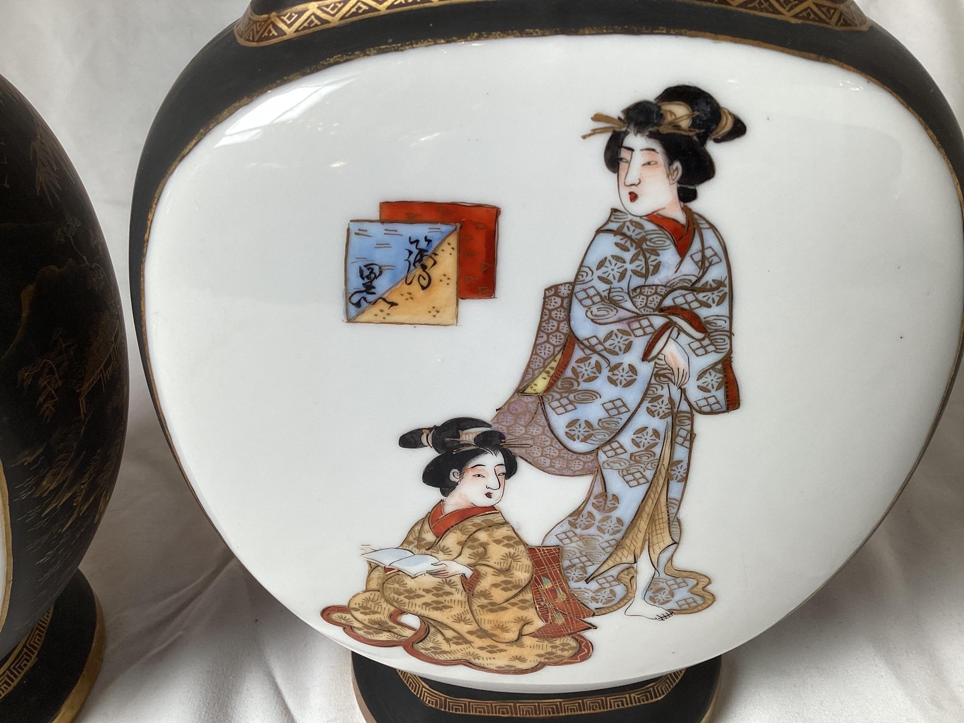 Paire de vases japonais de la période Meiji peints à la main en forme de lune 1