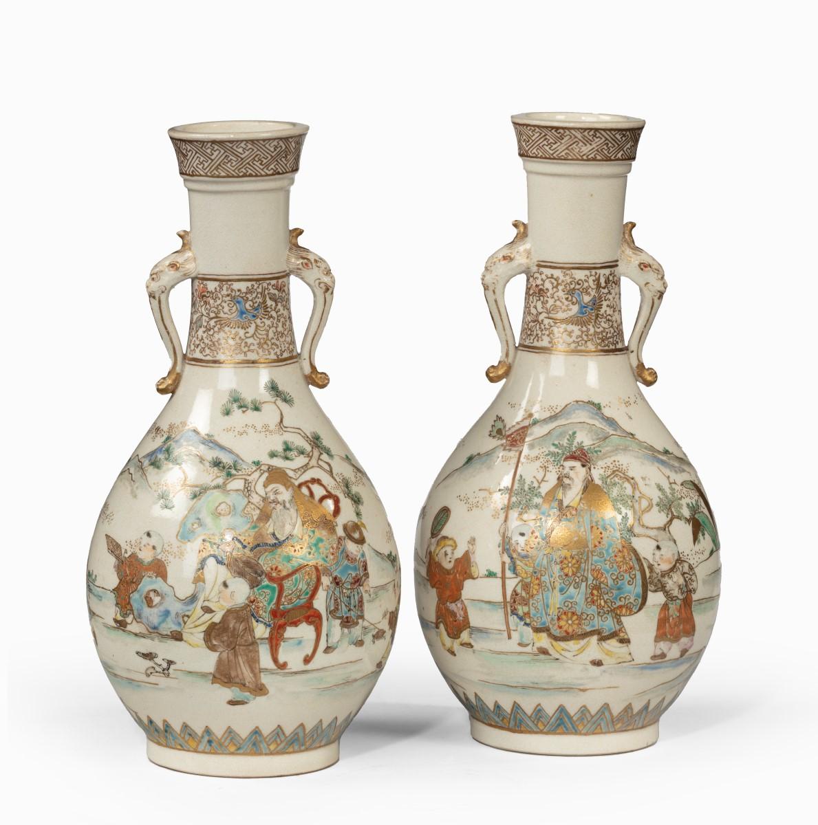 Paar Satsuma-Vasen aus Steingut aus der Meiji-Periode (Japanisch) im Angebot
