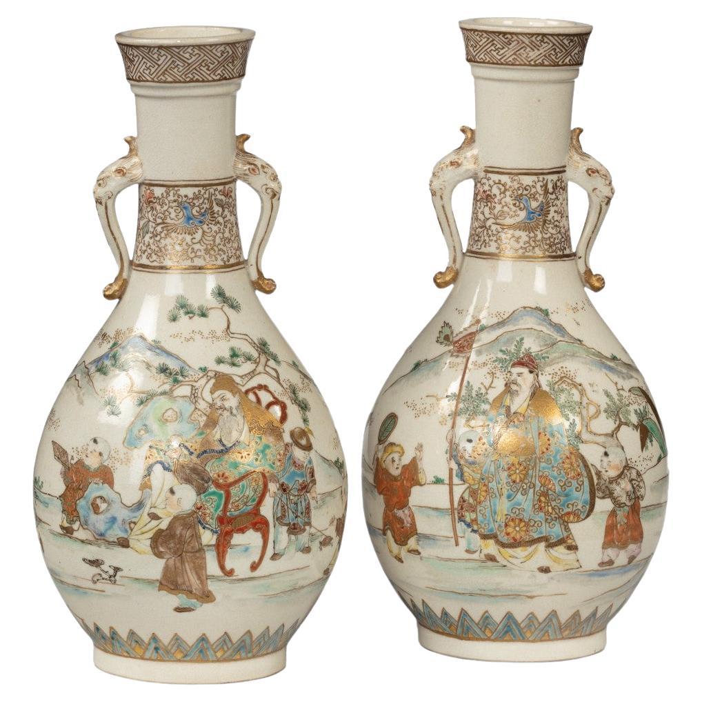 Paar Satsuma-Vasen aus Steingut aus der Meiji-Periode im Angebot
