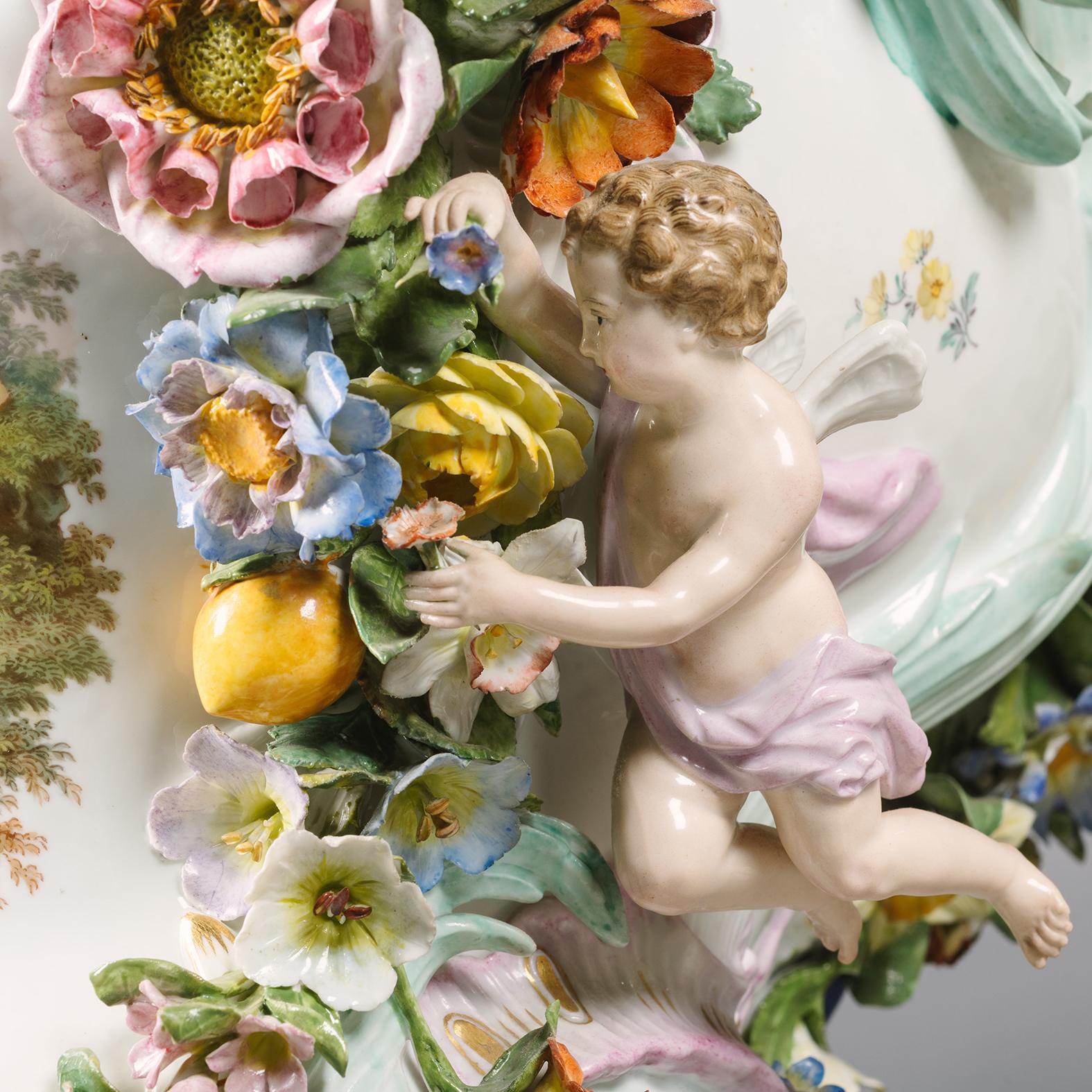 A Pair of Meissen Porcelain Flower-Encrusted Vases, Covers and Stands In Good Condition In Brighton, West Sussex